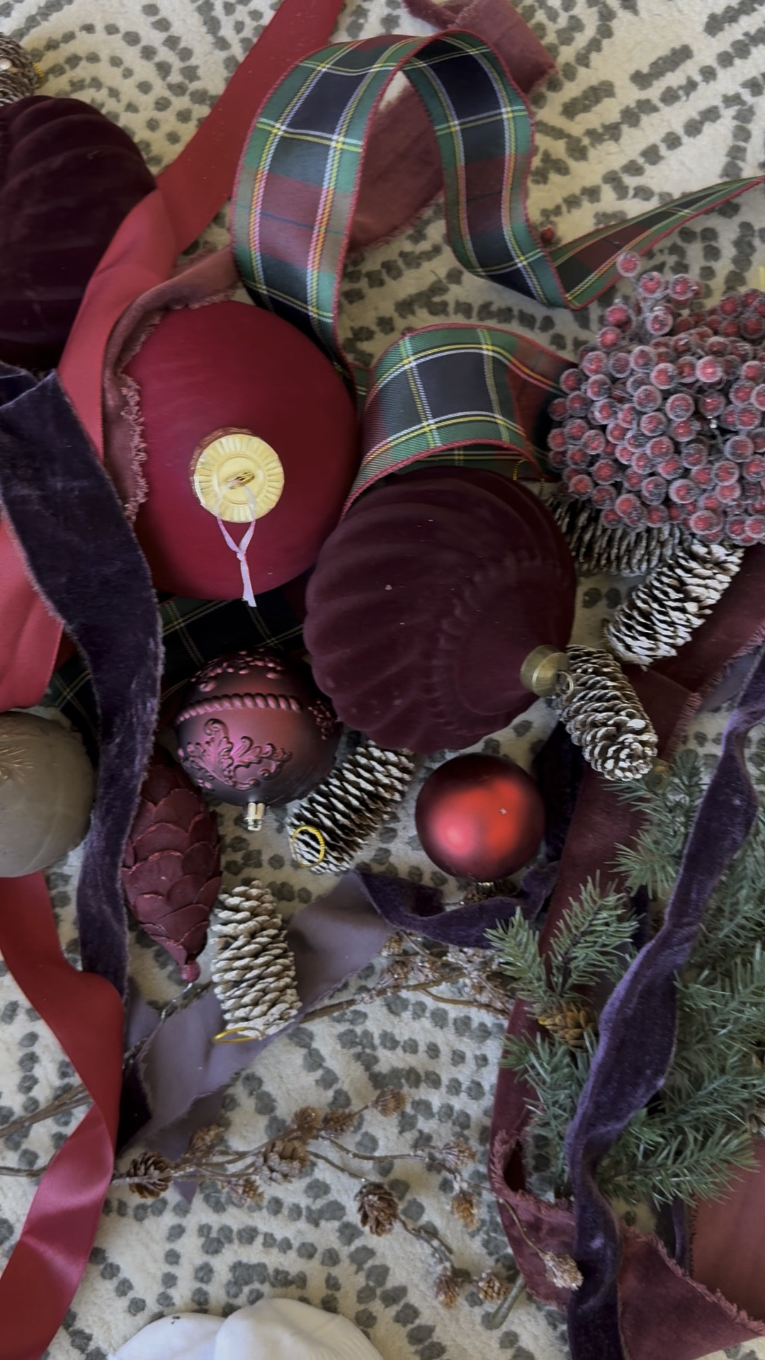 This years Christmas color scheme!
Christmas decor- tree decorating!
Plaid ribbon
Pinecones
Velvet ornament bulbs 
Red- burgundy 
Light up globes!

#LTKSaleAlert #LTKSeasonal #LTKHoliday