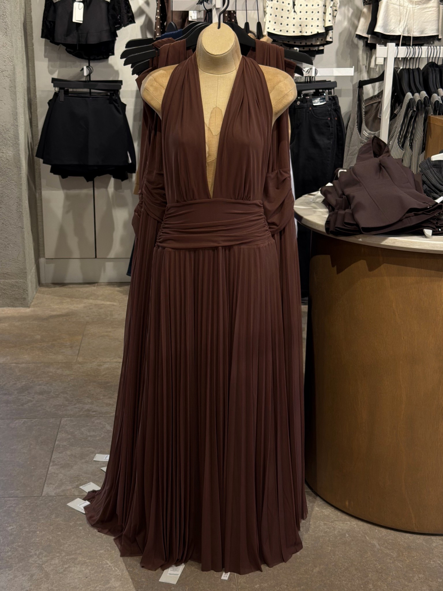 The most gorg dress! Wish I had an event to wear this to it’s stunning! 

Comes in 3 lengths too! 

Black tie, wedding guest dress, long dress, maxi dress 