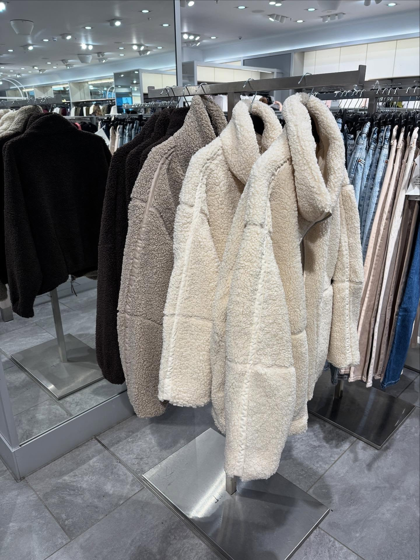 The yearly sell-out teddy jackets are here 🧸 comment LINKS to shop 

#teddyjacket #autumnfashion #autumntrends #hm #virtualstylist #highstreetfashion #ootdfashion