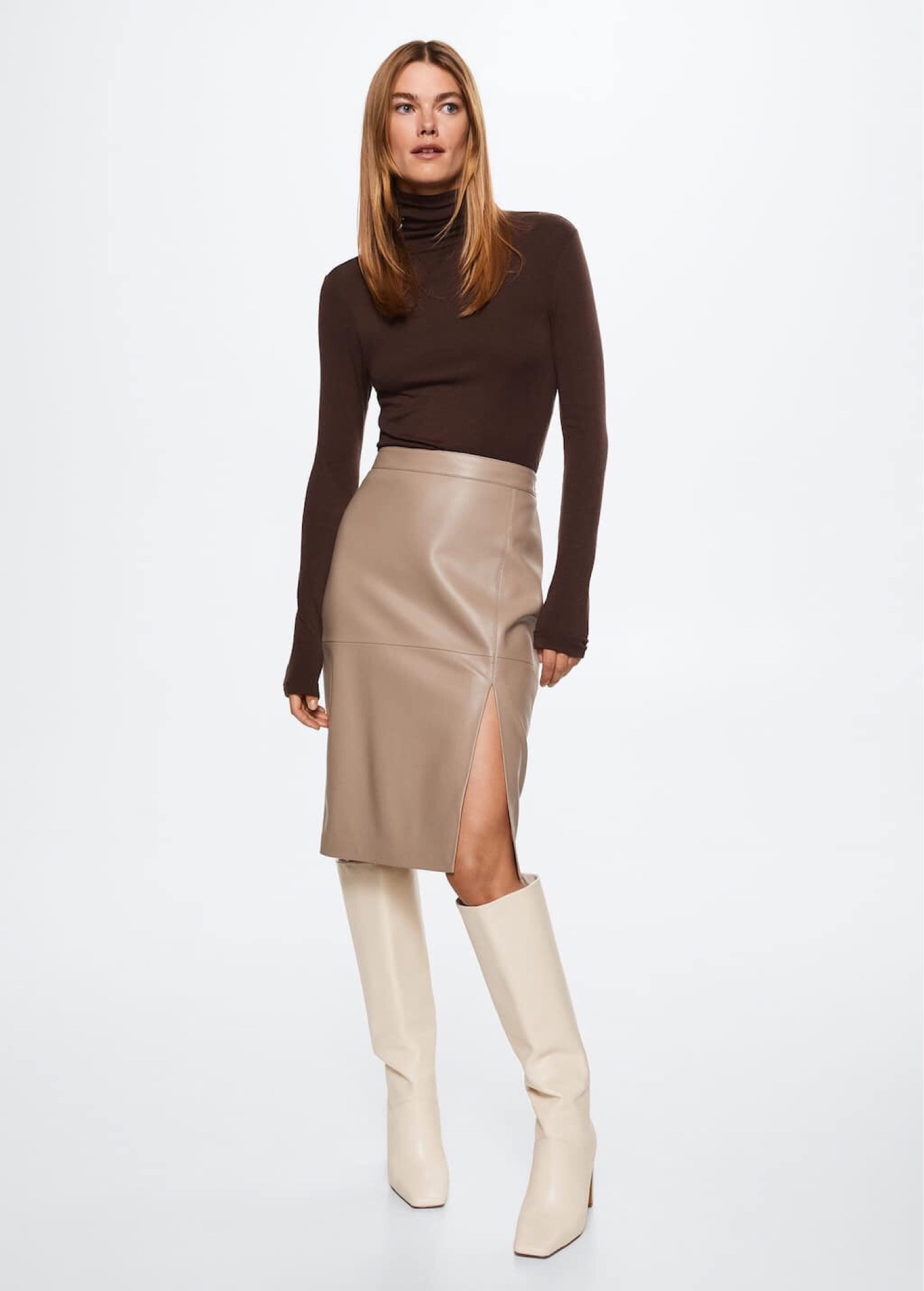 Une jupe crayon en simili cuir pour un look élégant cet hiver. À associer avec une paire de bottes en cuir et un joli pull en maille fine

#LTKSeasonal #LTKeurope #LTKcurves