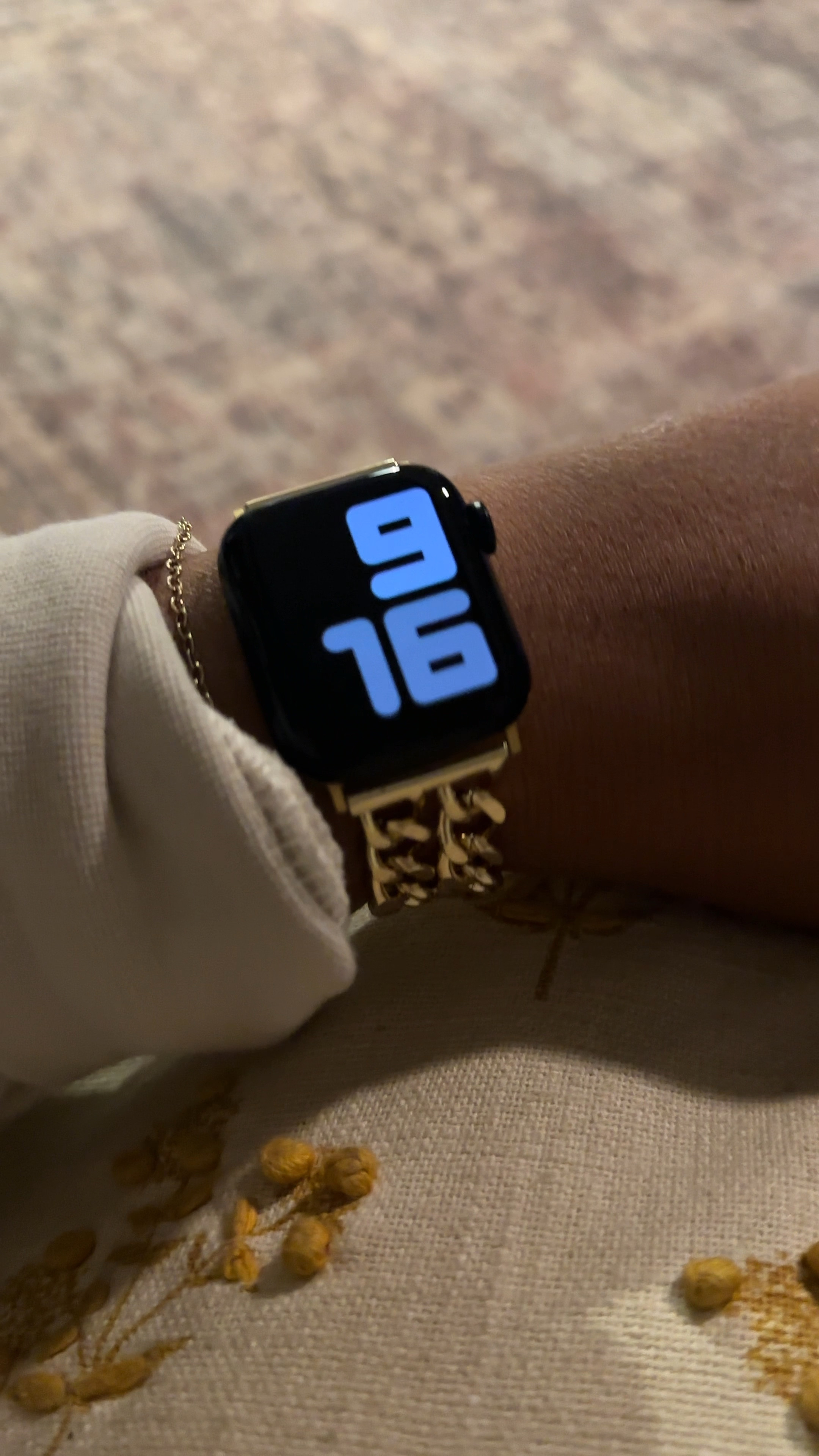 Comes with removable links!

Apple Watch band, accessories 