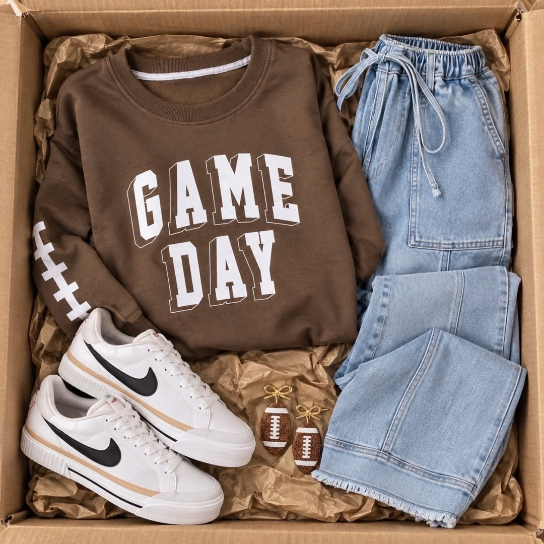 Game Day look, but make it CUTE! The 🏈 details on the sweatshirt sleeves are too fun!!!