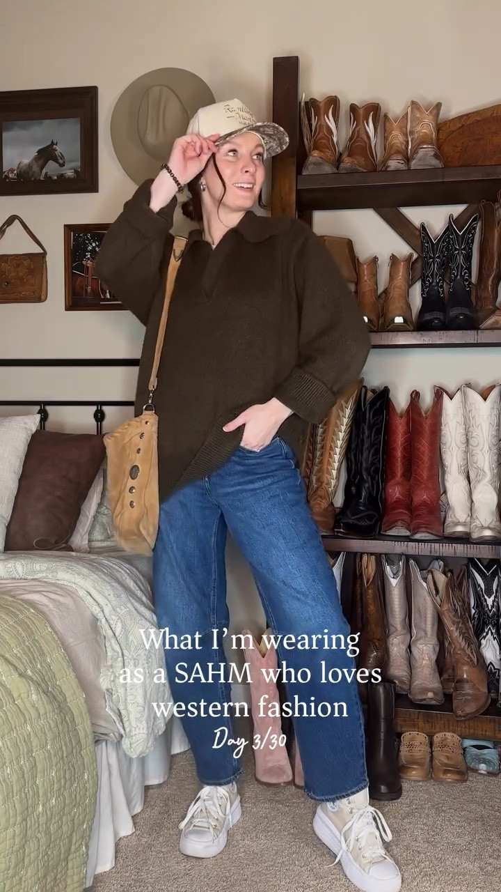Two week slump of not wanting to get out of sweatpants but we are back😂👏🏼 My boot shelf/ guest bedroom needs some reorganizing🫣 

Sweater- @blushoutwest 
Denim- @oldnavy 
Hat- @ramblingmanhat.co 
Bracelet- @blushoutwest 
Purse- @lovleathers 
Pearls- @patinatrailsmerc 

#sahm #sahmoutfit #westernfashion #casuallywestern #comfycowgirl