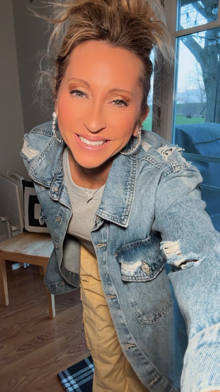 Sunshine coming through in this butter yellow, and outside today… trying to get through the days with a lot on my mind…working out everyday definitely helps, even if it’s at 9 PM 😉

#LTKootd #LTKgrwm