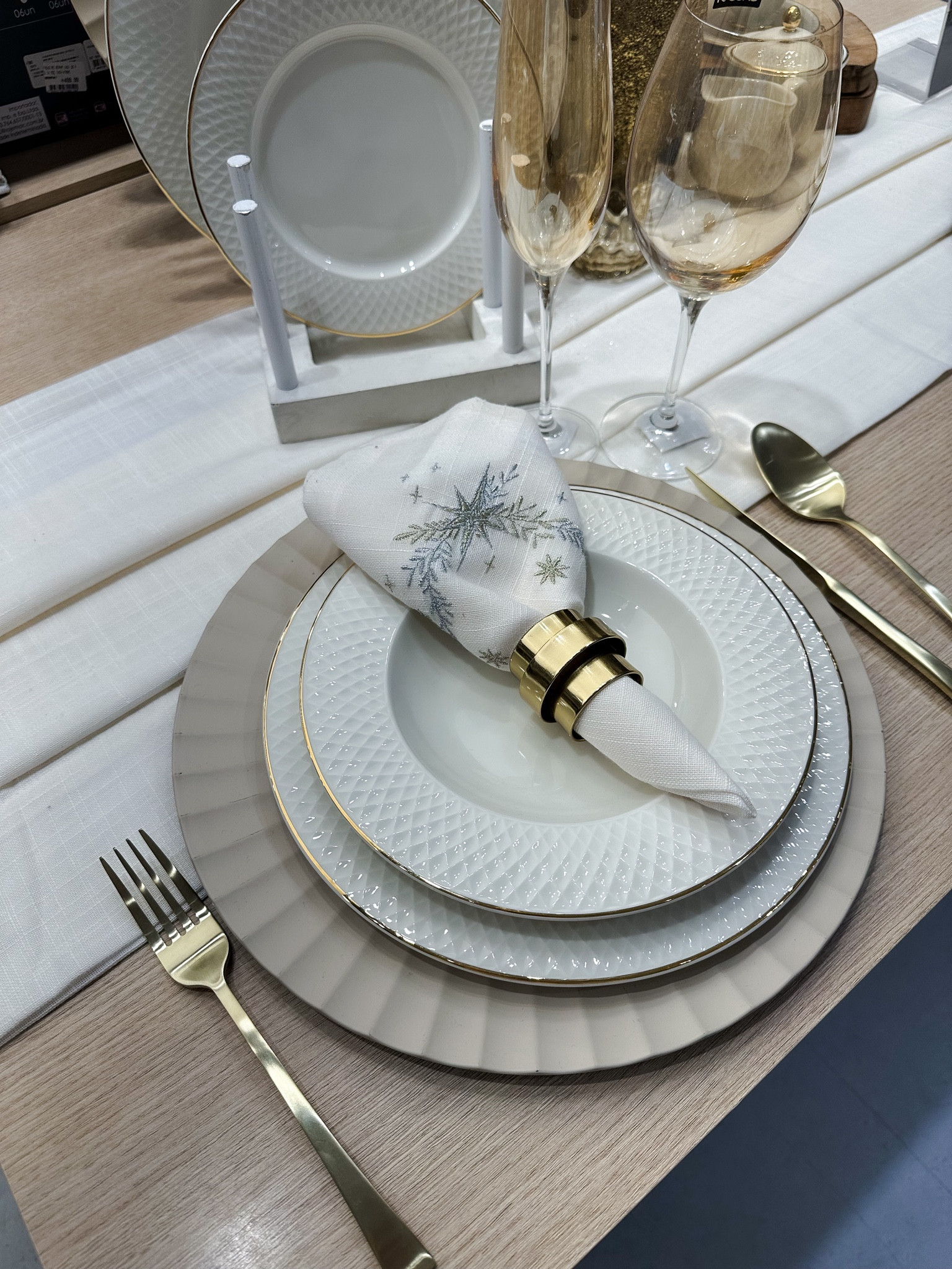 Inspiração de mesa posta para o Réveillon! ✨🤍

O bom é que o item mais “temático” é o guardanapo, mas o resto super dá para usar no restante do ano com várias composições diferentes! 🤩

#LTKGift

#LTKbrasil #LTKhome