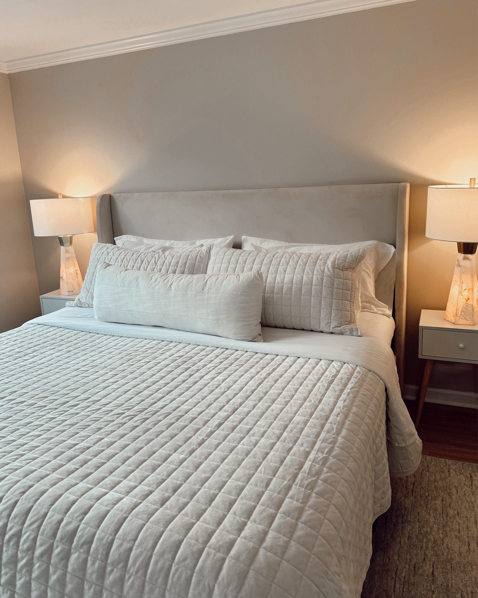 The best velvet bedding from Amazon!! Not only is it reasonably priced, but I love a bedding that stays neat and looks crisp 🫶🏻🪄
#amazon #amazonhome #homedecor #bedding #interiorsesign #quilt #bedroom #bedroomdecor 


#LTKStyleTip #LTKFallSale #LTKHome