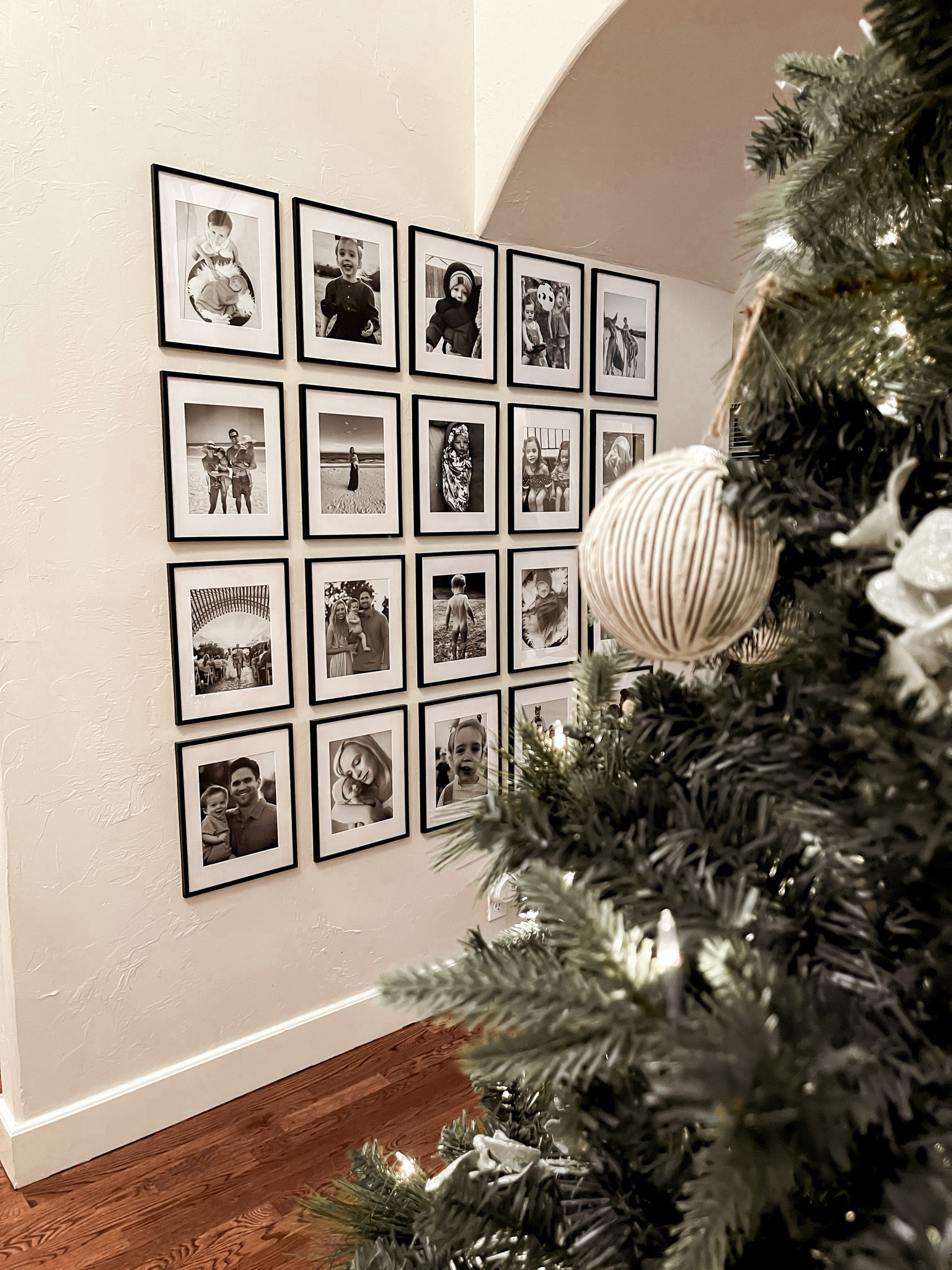 {Cheap} picture wall 📸🖤 
I used the 11X14 frames w/ mat & 8X10 black and white pics from mpix. 

#LTKhome #LTKCyberweek #LTKunder50