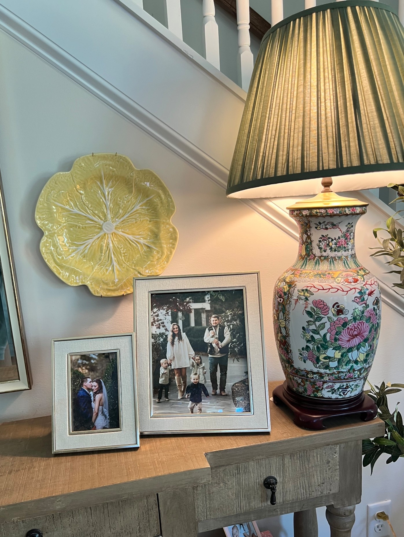 Traditional home decor 


Cabbage plate 
Famille rose 
Lamp 
Pleated lamp shade 