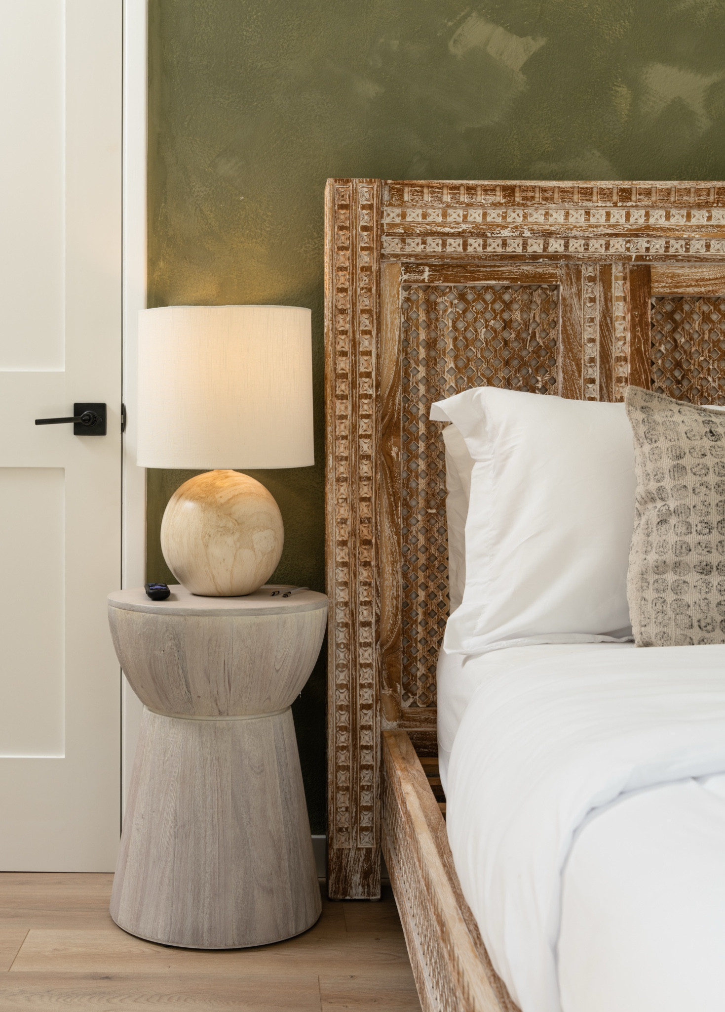 We love this table lamp from Wayfair! #LTKWayfair #LTKxWayfair #wayfairfinds #homedecor

Photo by Blake Bronstad

#LTKHome