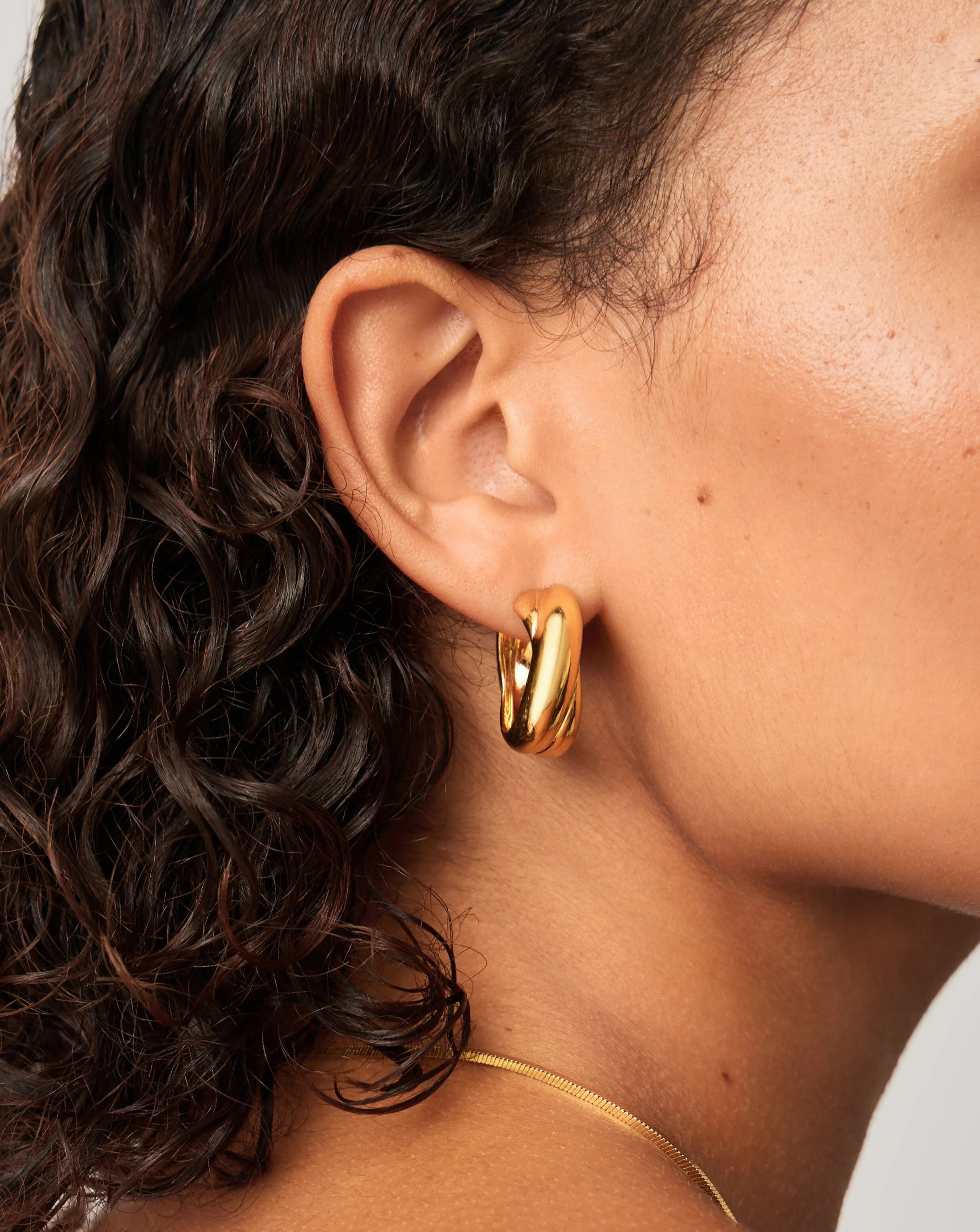 Lucy Williams Chunky Medium Entwine Hoop Earrings | Gold | Missoma US