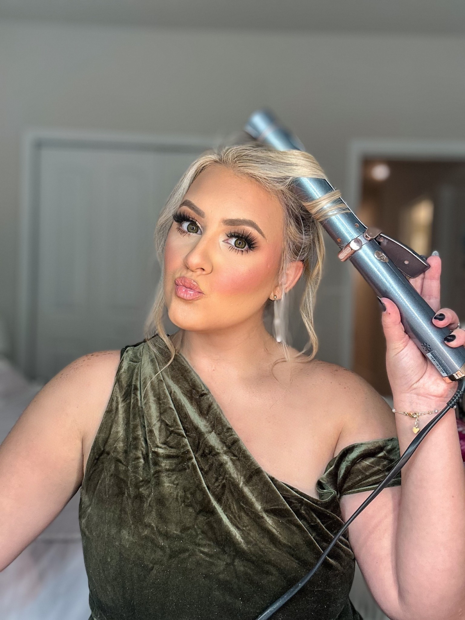 Wrapped up my holiday photo prep with my T3 curling iron — literally 😉💁🏼‍♀️ Gives that perfect soft wave without frying my hair! Linking my full T3 setup + a few styling must-haves 🎄 #T3Micro #HairGoals #HolidayGlam #UltaBeauty

#LTKHoliday #LTKHoliday #LTKGiftGuide #LTKSeasonal