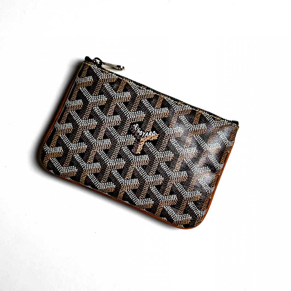 I found a link to the mini burts bees but I can’t link it here! Go to: https://tastesliketea.com/products/burts-bees-holiday-red-dahlia-mini-lip-balms-2-pack 💗