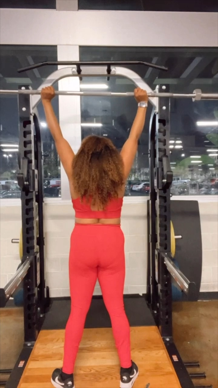 Back at the gym 💪🏾 #fableticpartner I take so much stuff to the gym - including my toast 🍞! You know I was sore after a few days off 😅. Man! 

This set is red ♥️ hot 🔥 and is ribbed. Wearing a xxl in the top and xl in the leggings! The leggings are squat weights🏋🏾‍♀️ proof! 

#LTKmidsize #LTKfitness