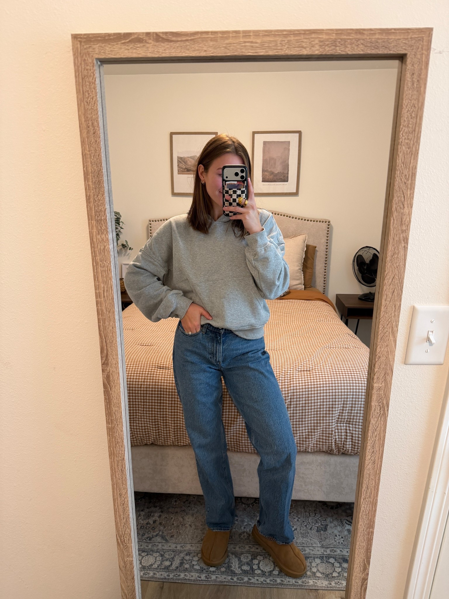 Friday ootd 🤎
Wearing a 25 in the curve love (sized down one) + a medium in the sweatshirt for an oversized fit. 