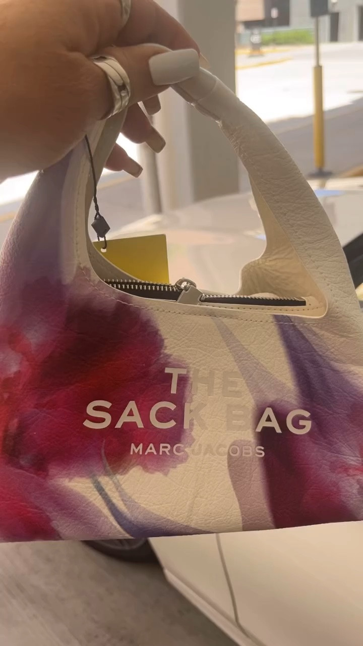Obsessed w the colors in this bag and its roomy and fun 🤩  #marcjacobs 

#LTKItBag