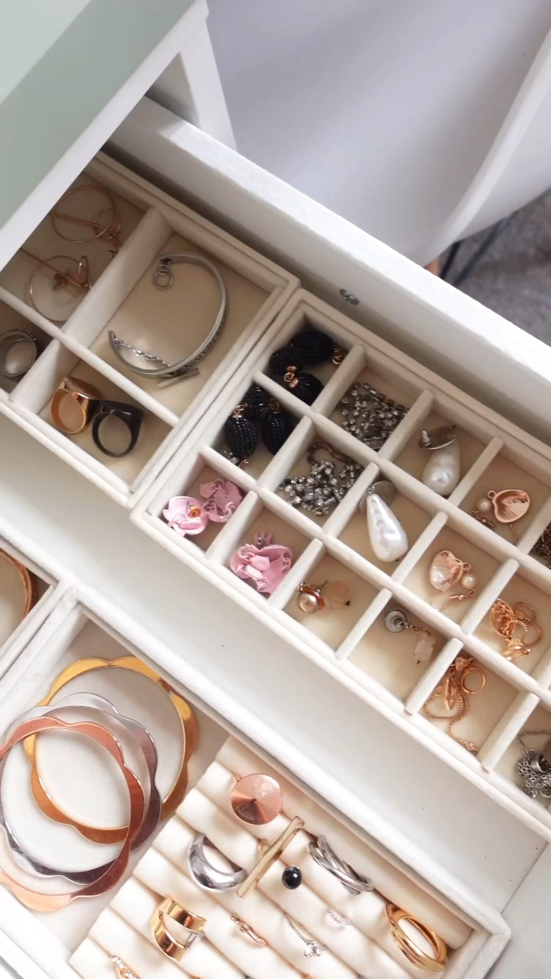This week’s declutter challenge- take a stock of your jewellery pieces, choose the ones you love, still wear and are in good condition to keep. Find a really good storage system to make it easy for you to see and reach for easily. 


#LTKhome #LTKFind #LTKxPrimeDay