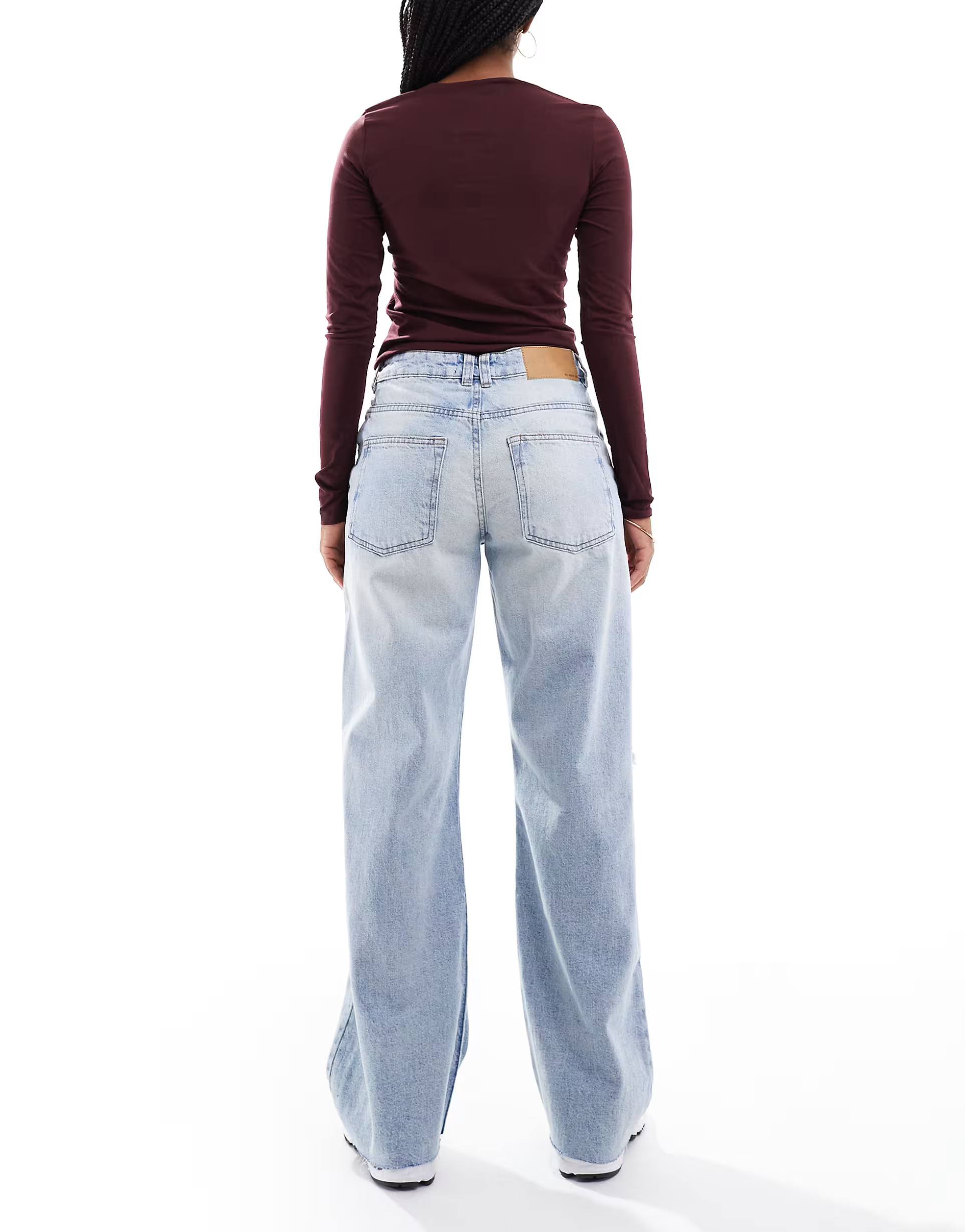 ASOS DESIGN – Weite Jeans in heller Waschung mit Zierrissen | ASOS (Global)