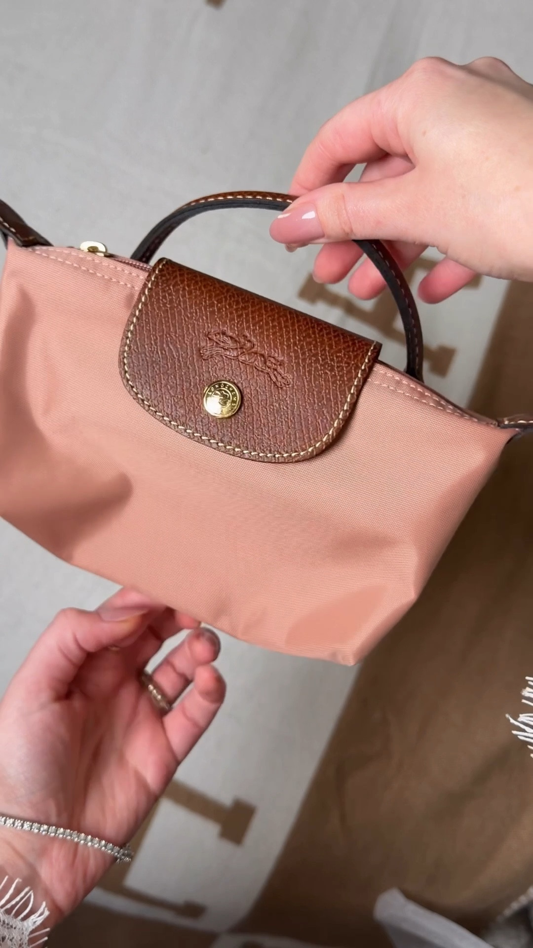 Unboxing a new Longchamp mini pouch in the color pink tea 💖

I usually prefer neutral bags but this is such a pretty pop of pink that still remains pretty understated and the tiny size keeps colorful bags from being too over powering. It’s a great subtle way to introduce more color into your outfits and bag collection if you’re a neutral girly 💖

Longchamp mini pouchh
