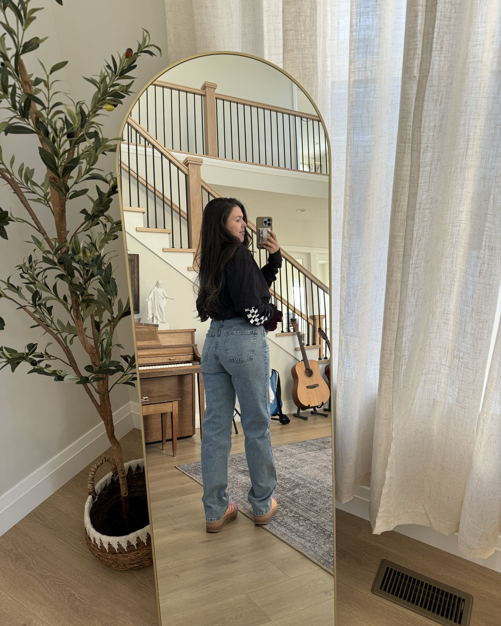 The best $25 straight leg denim pants I’ve tried so far! Absolutely loving it and wearing them on repeat! The wash is so beautiful and cut is such the best 👏 True to size #targetfind #target fashion #affordablefashion #straightlegjeans #momoutfit 