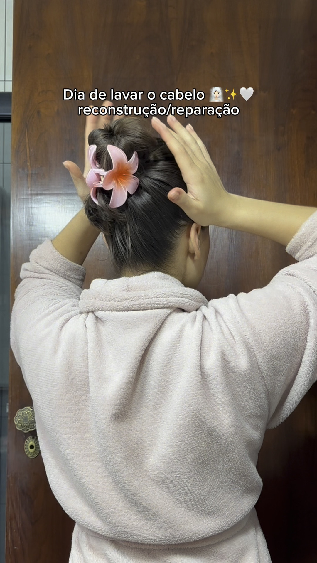 Nosso cabelo precisa de todas as etapas de tratamento: hidratação, nutrição e reconstrução/reparação, a única diferença é a frequência de uso. 

A reconstrução é um tratamento que repõe as proteínas e a queratina que a fibra capilar perde ao longo do tempo. Ela age mais profundamente nos fios, e ajuda a selar as cutículas deixando o cabelo mais forte.

Geralmente os produtos de reconstrução tem queratina, aminoácidos, colágeno e proteínas na fórmula.

#LTKbeleza #LTKbrasil