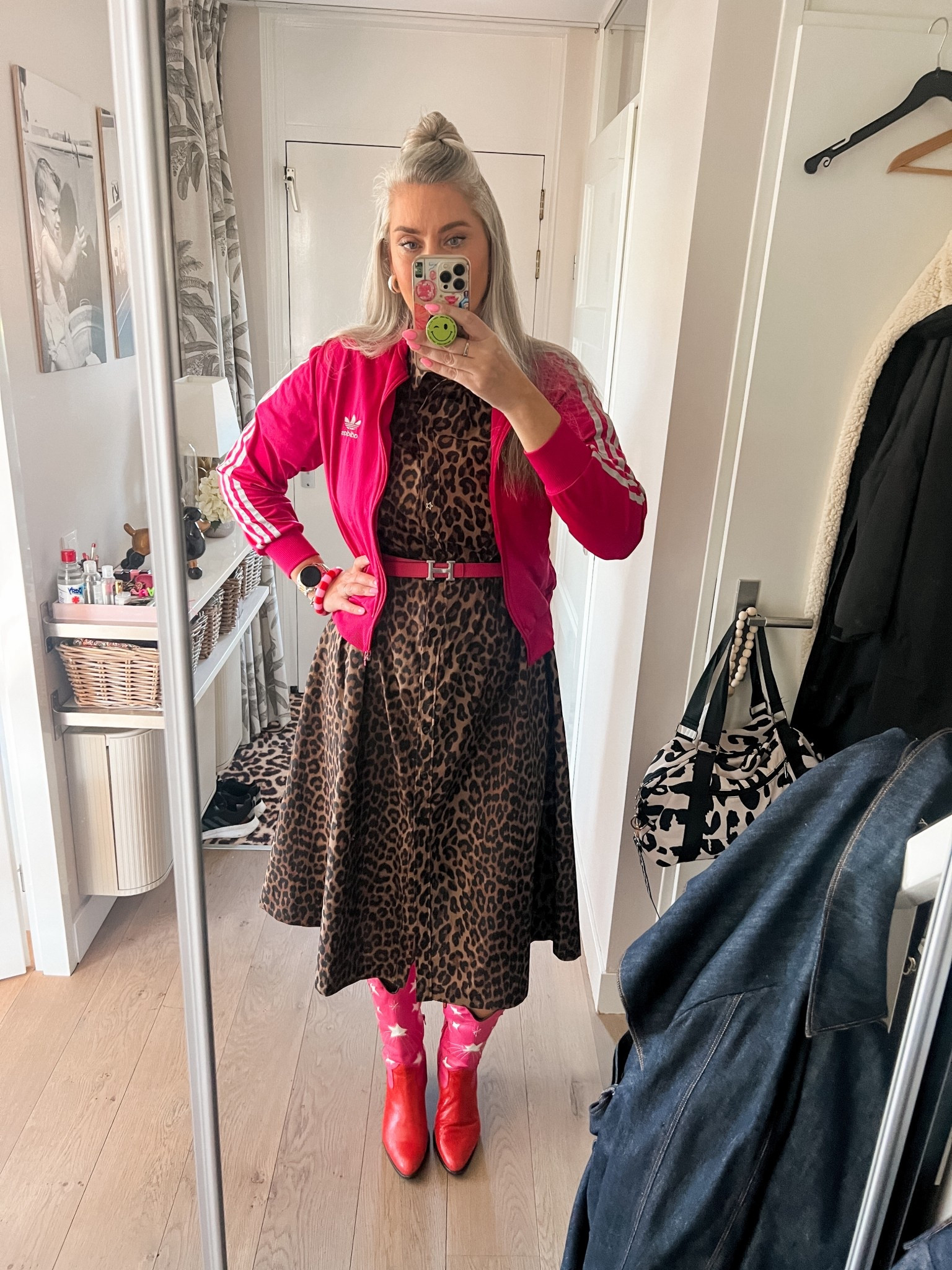 OOTD - Donderdag. Leopard print doorknoopjurk (L), roze riem, fuchsia Adidas jasje (vintage) en roze/rode cowboylaarzen (DW/RS x Ramijntje). 



#LTKootd #LTKTall #LTKMidsize