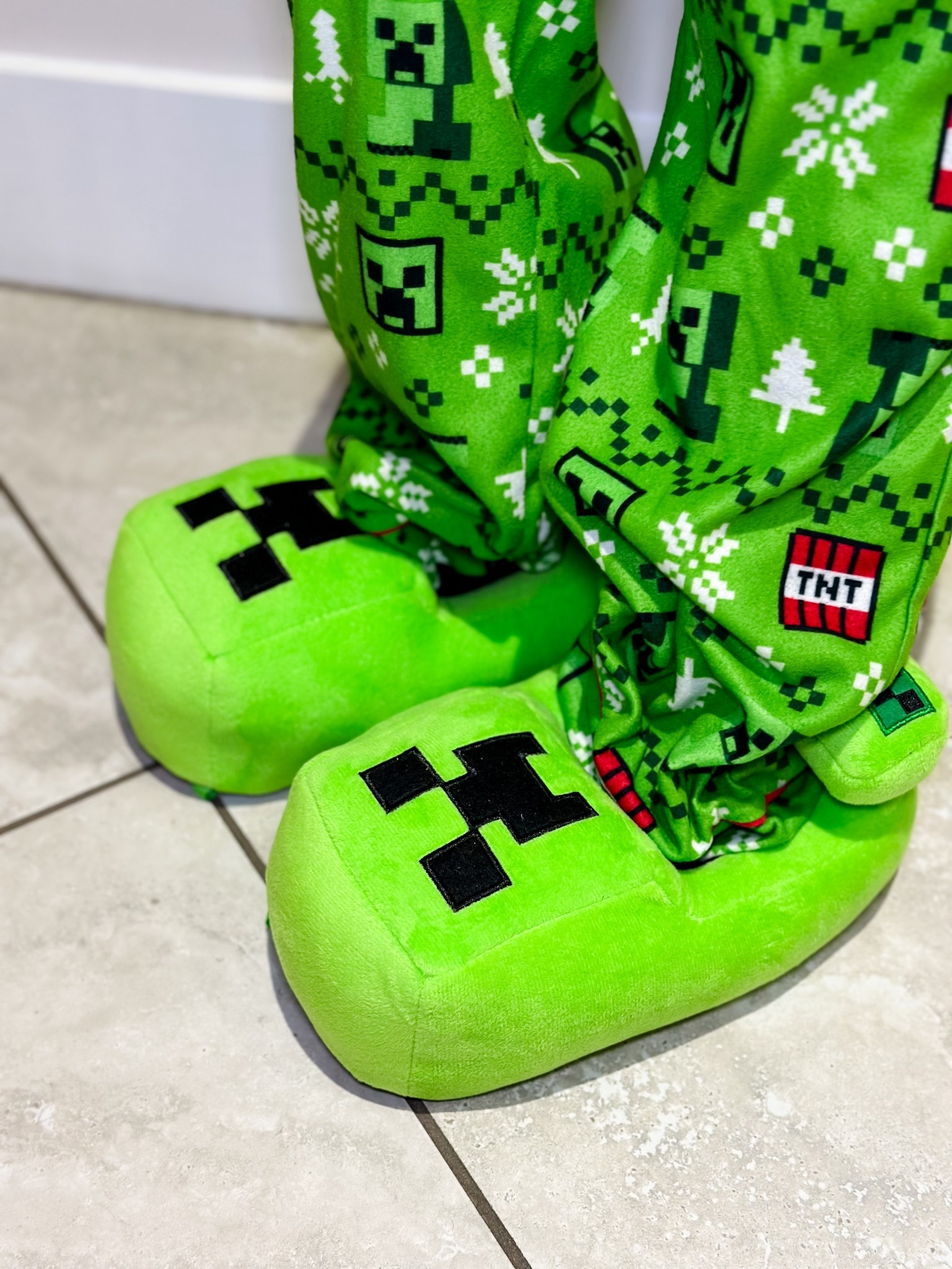 Kids Minecraft slippers 💚


Kids shoes, slippers, Target finds, kids pajamas

#LTKCyberWeek #LTKKids #LTKHoliday