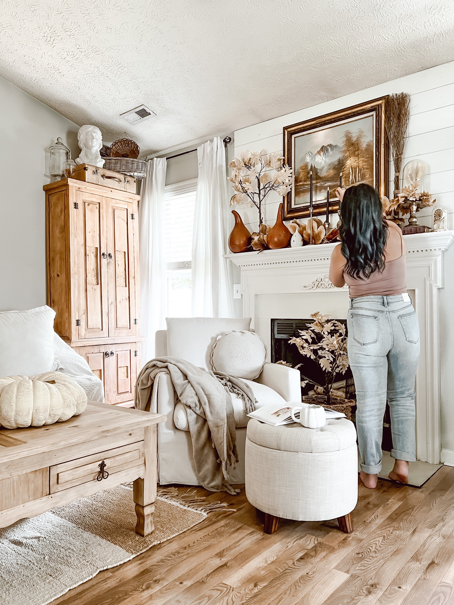 Cozy living room sitting area! 

#LTKhome #LTKstyletip #LTKSeasonal