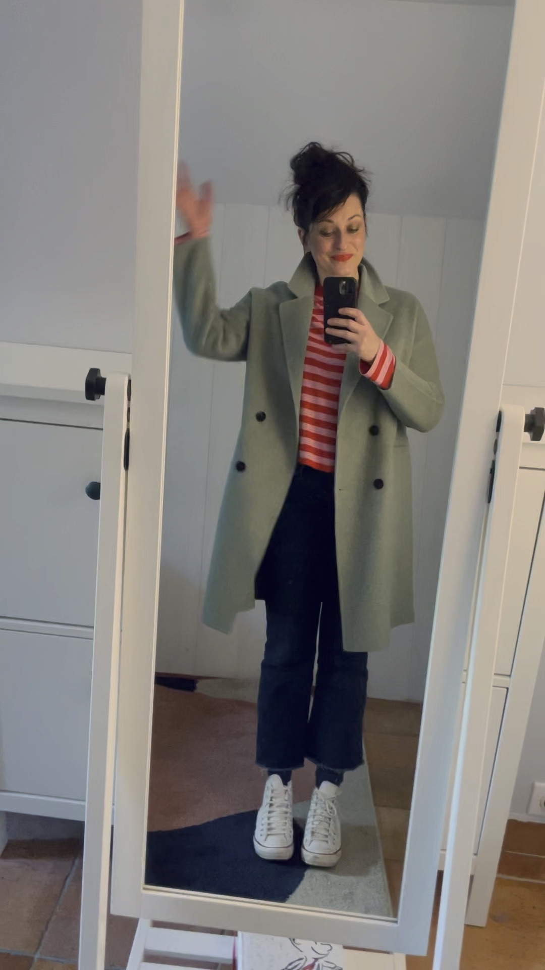 Almond green coat #maison123 (linked) 
Striped pink & red tee #monki (linked)
Dark blue flare crop "Sienna" jeans #mango (linked)
Dark blue man socks #uniqlo (linked)
White leather #converse (linked)

#LTKmidsize #LTKautumn #LTKfrance
