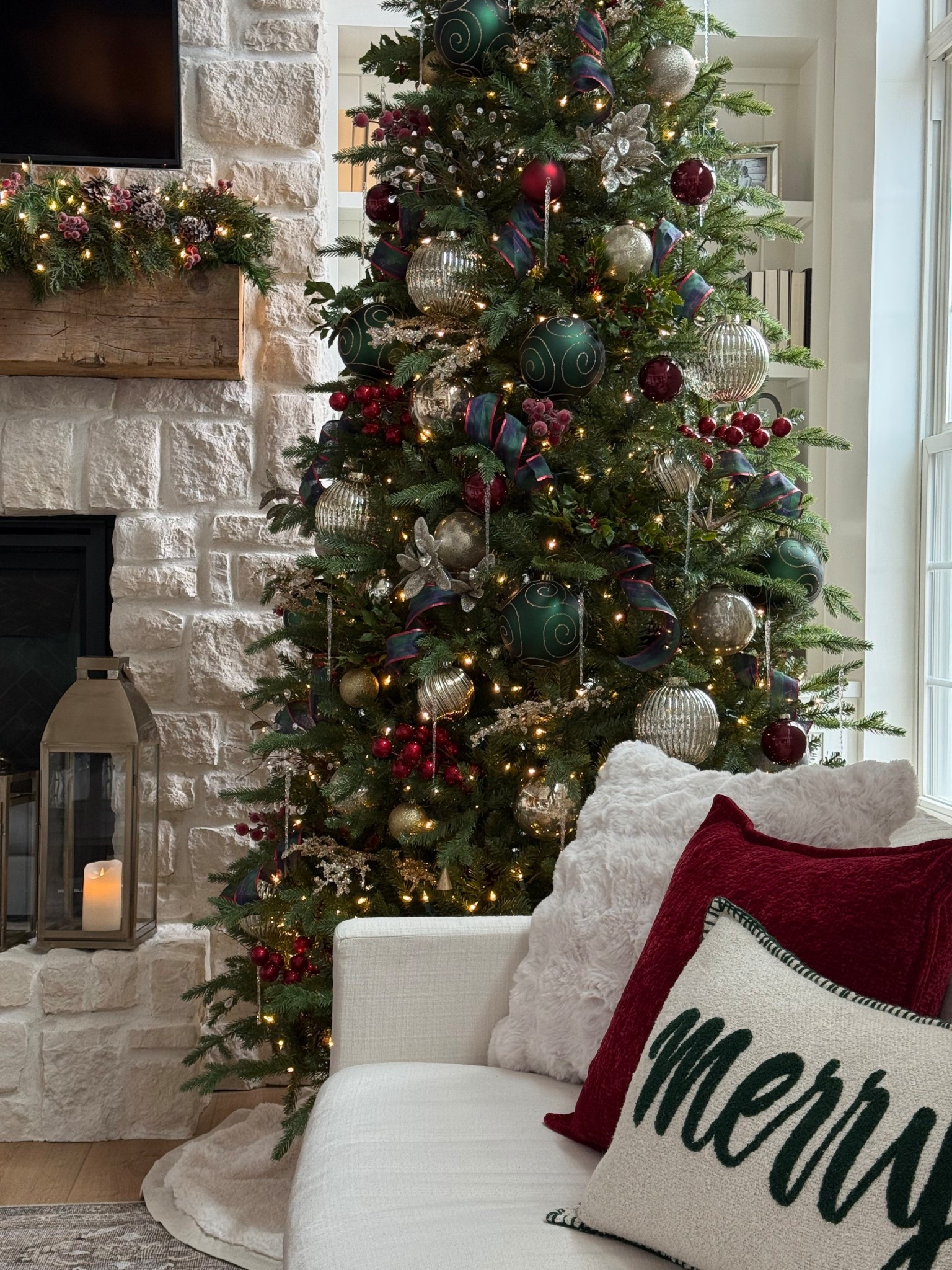 Traditional Christmas tree decor 🎄✨

#LTKHome #LTKSeasonal #LTKHoliday