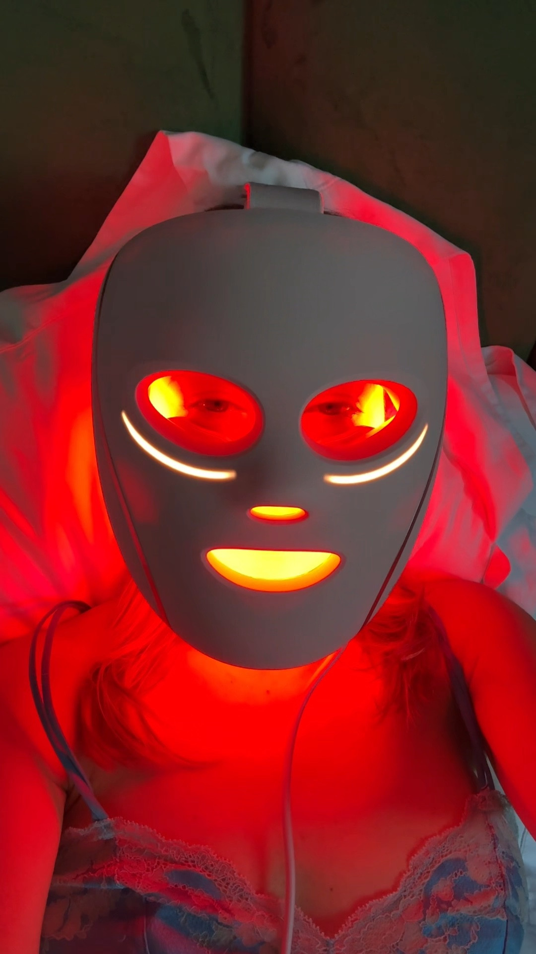 Have to be honest, I’ve become completely obsessed with this product. It’s my little 4-6 minute face boosting routine to start my day. And pop it on anytime to depuff, with adjustable levels and durations (5-15 mins). 