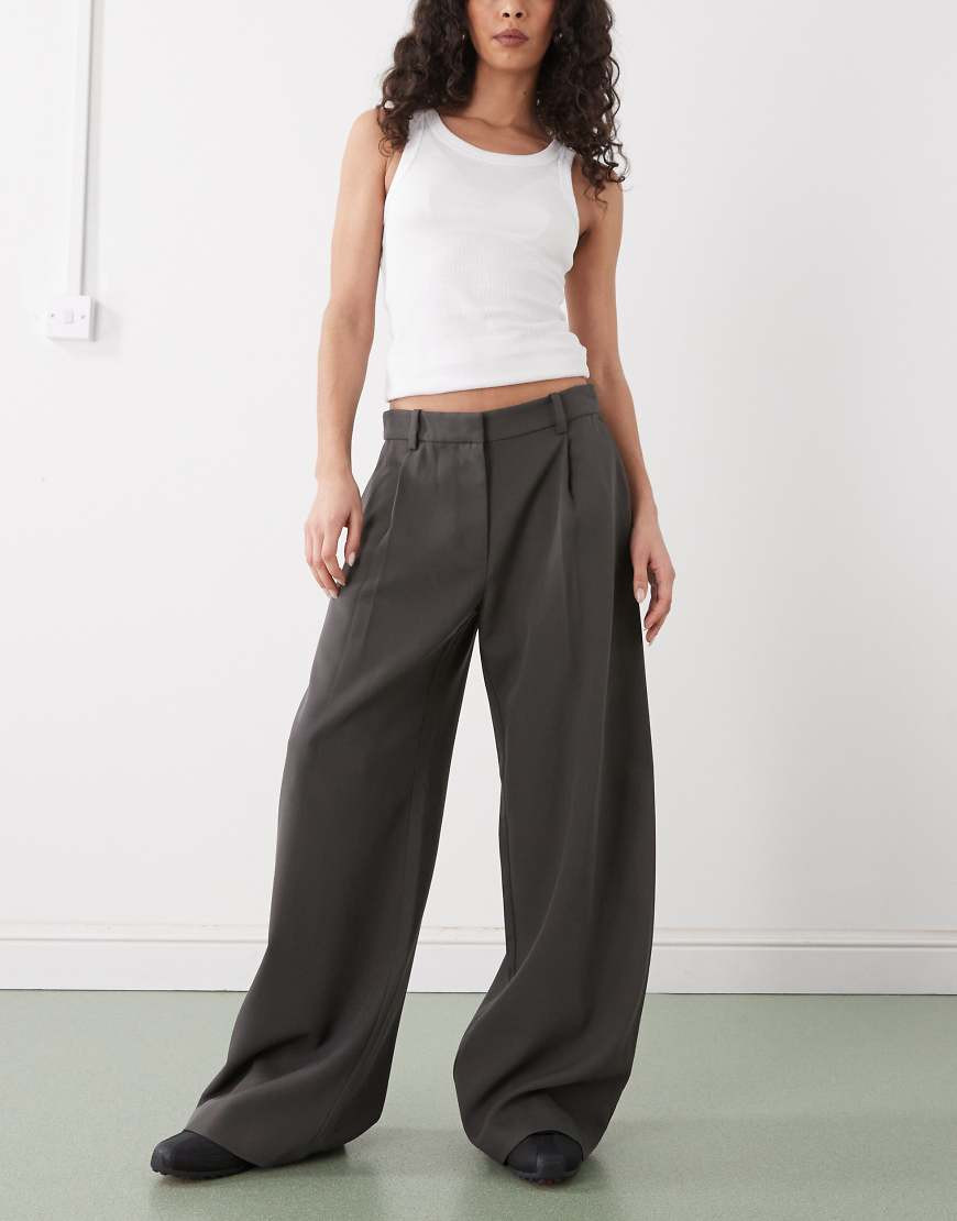 Weekday Dara low waist wide leg trousers with front pleats in dark mole-Brown | ASOS (Global)