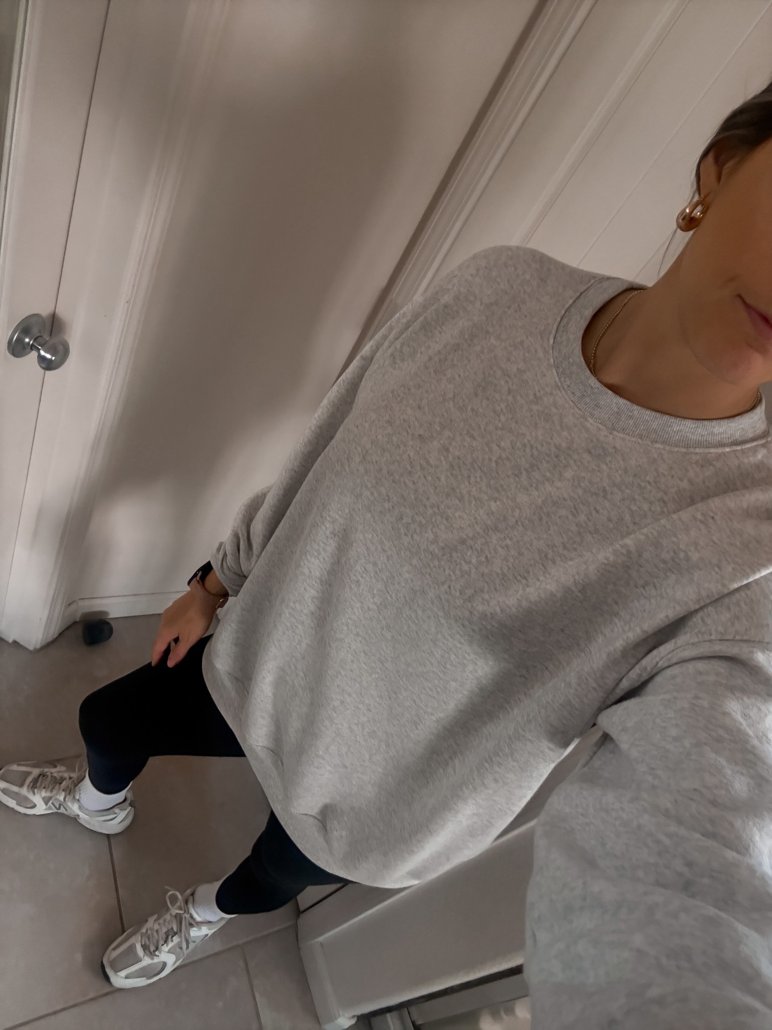 Casual outfit, mom outfit, errands outfit, oversized crewneck, leggings outfit, new Balance

Size medium sweatshirtt