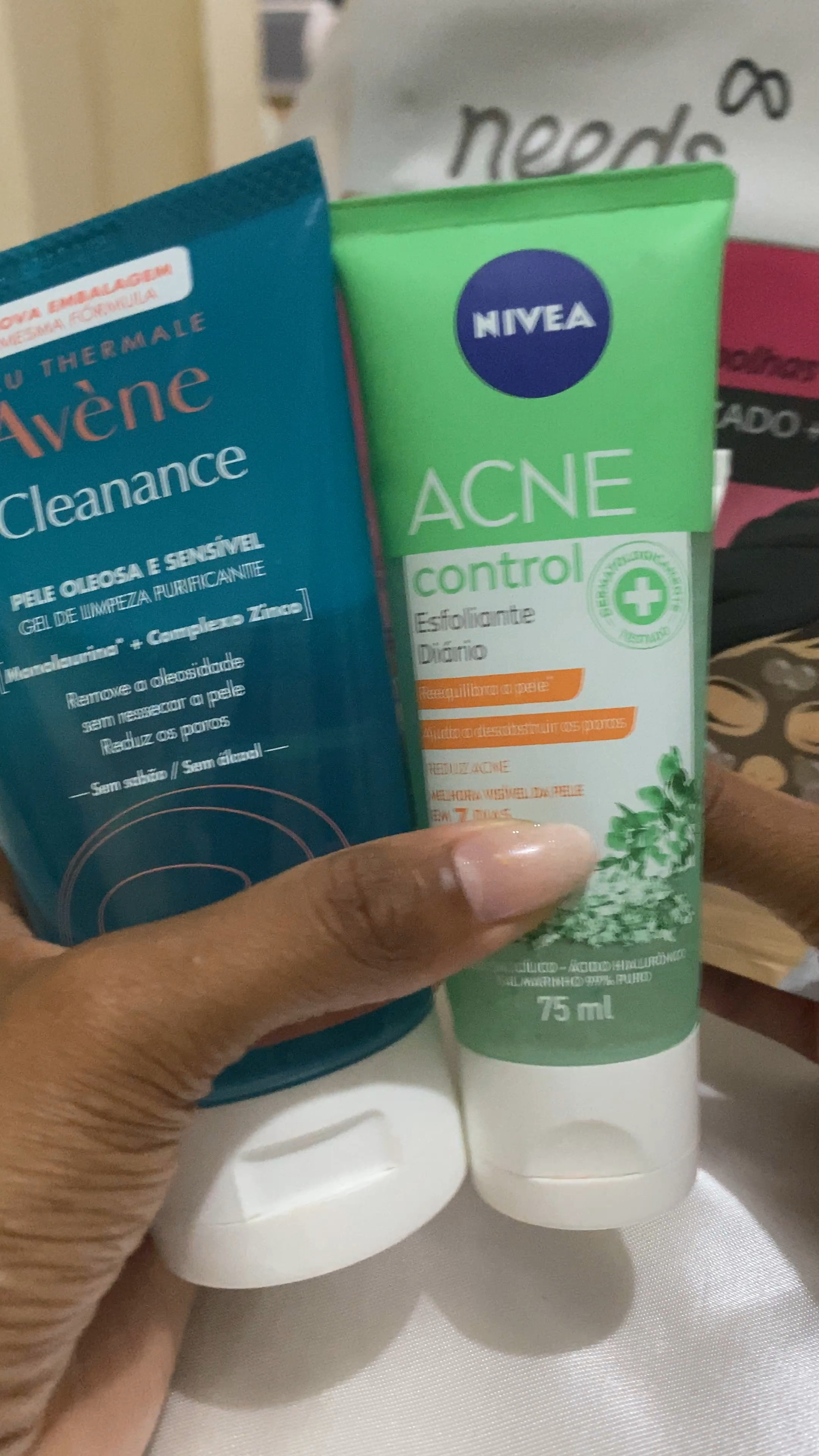 Vamos de skincare com esses produtos  incríveis, comecei pelo meu sabonete Cleanance que não abro mão, além de tirar ele também controla a oleosidade da minha pele, depois usei esse esfoliante da Nivea que tem partículas bem fininhas que limpam profundamente a pele, mais com uma suavidade perfeita, usei essa a mascara da Needs que hidrata a pele e ilumina e para finalizar usei o protetor solar do O Boticário, que manteve minha pele sequinha e não deixou filme branco no meu rosto. Resultado: Minha pele perfeita e protegida para começar bem o dia!

Lembrando que o esfoliante não é indicado usar com muita frequência para a pele negra, pois o ato de esfoliar a pele de certa forma é agressivo para a pele do rosto e nossa pele negra hiper pigmenta muito na tentativa de proteger dessa “agressão” por isso uso o esfoliante de 15 em 15 dias no máximo.

#LTKbrasil #LTKbeauty #LTKsalealert