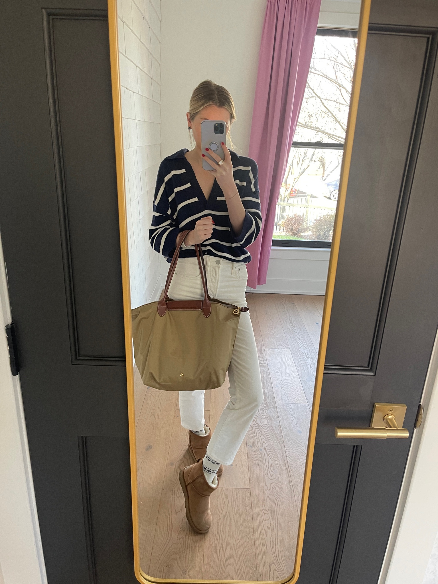 Preppy did the win! Lots of these items on sale right now.

Top is H&M
Corduroys: JCrew
Uggs minis in chestnut 
Longchamp large tote 


Classic Outfit of the Day, Office Look, Winter Outfut, Corduroys Styled, White Pants Winter, White Corduroys, Navy Blue and White Stripes, Tan Longchamp, Minu Uggs Styled

  

#LTKstyletip #LTKsalealert #LTKworkwear