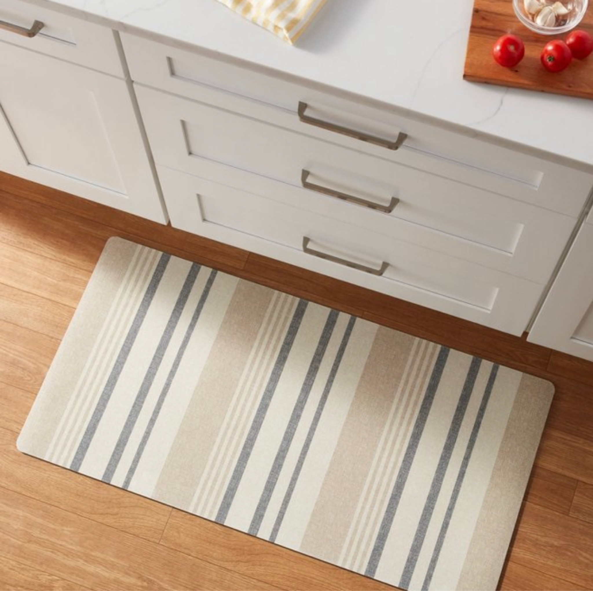 New kitchen finds from Target’s Threshold brand! Grab them while they’re in stock!

Kitchen rug, dinnerware, kitchen napkins, pitcher, placemats, studio mcgee  

#LTKSeasonal #LTKhome #LTKunder50