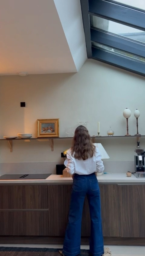 Jeans 

Toen ik de Beckhams aan het kijken was en de scène van Victoria en David voorbij kwam, dansend op "Islands in the stream" van Dolly Patton, was ik direct verliefd op de broek van Victoria. Ik heb een broek gevonden die er op lijkt: Een
mooi hoge flared jeans, zakjes aan de voorkant en een lichte stretch waardoor de broek ontzettend comfortabel zit. In mijn stories heb ik de link gedeeld, maar wat ben ik blij met deze broek.

outfit inspiration, fall outfit, jeans, & other stories, white blouse, Nederland. 

#LTKSeasonal #LTKeurope #LTKstyletip