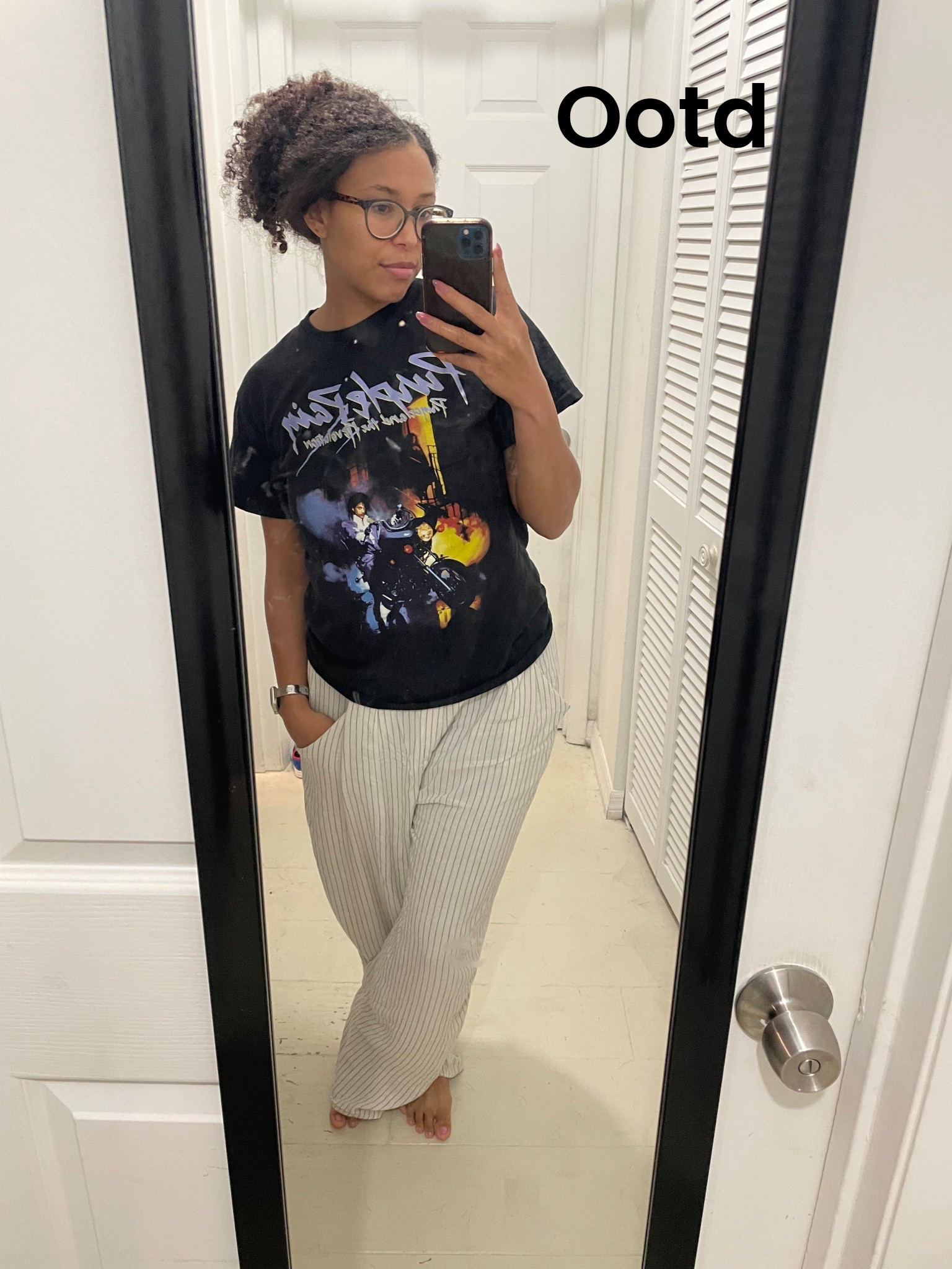 OOTD 🖤 love a good graphic tee. Wearing a size: medium
