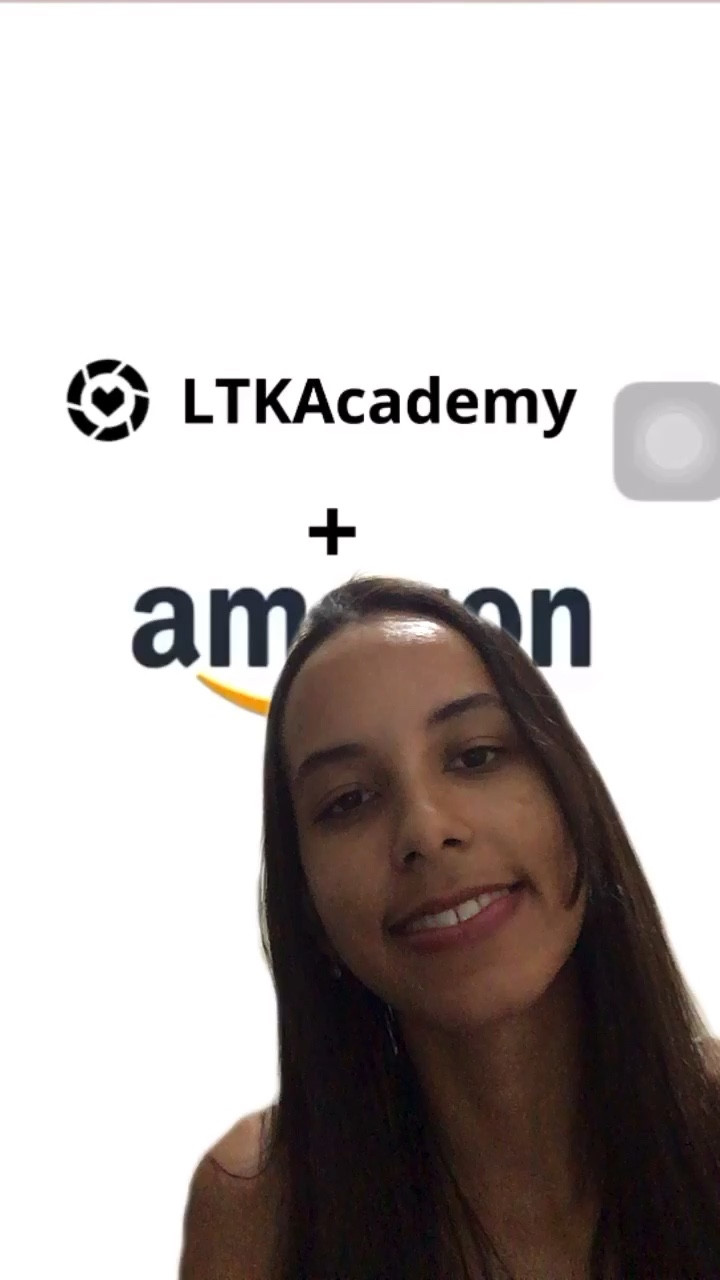 Oioi gente!! Hoje eu to aqui para falar com vocês um pouquinho sobre o Livro A seleção de Kiera Cass.  Eu sou muito suspeita para falar, a Kiera Cass é uma querida, todos os livros que ela escreve são ótimos e te prendem.
Contém spoiler...

O livro gira em torno de diversos personagens, mas é narrado da perspectiva de América que é uma cinco, a casta dos artistas. Ela vive um romance escondido com seu vizinho. 

Quando derrepente é lançado a seleção, o príncipe precisa se casar, e como único herdeiro precisa logo de uma rainha. 

A mãe a inscreve na seleção e ela acaba sendo escolhida sem querer para participar da seleção com outras 34 garotas, de províncias, castas e personalidades diferentes. 

No livro conta como ela foi tratada ao chegar no palácio, seus sentimentos em ter aceitado para ajudar sua família, descobertas sobre quem é, sobre amizades que fez para toda a vida, rivalidades de puxão de cabelo a caco de vidro no sapato, inimigos que depois se tornam amigos. 

Quem será que o príncipe vai escolher para a próxima fase? Quem serão as eliminas, será uma de suas favoritas?

É um livro bem interessante que te prende da primeira a última página. 

Ah, mas não precisa se preocupar porque tem outros livros que você encontra na minha shop . 

Então prepare-se para sentir seu coração acelerado, se emocionar e viver uma incrível aventura, tomem cuidado com os rebeldes!!

Afinal, quem será que o príncipe vai escolher para ser sua futura rainha? 

Ps.: Terminem de ler e volte aqui para me contar. Quem traiu, quem? O príncipe que saia com as outras meninas? Ou América que reencontrou com Aspen?

#amazonnaltkacademy

#LTKbrasil #LTKVideo #LTKhome