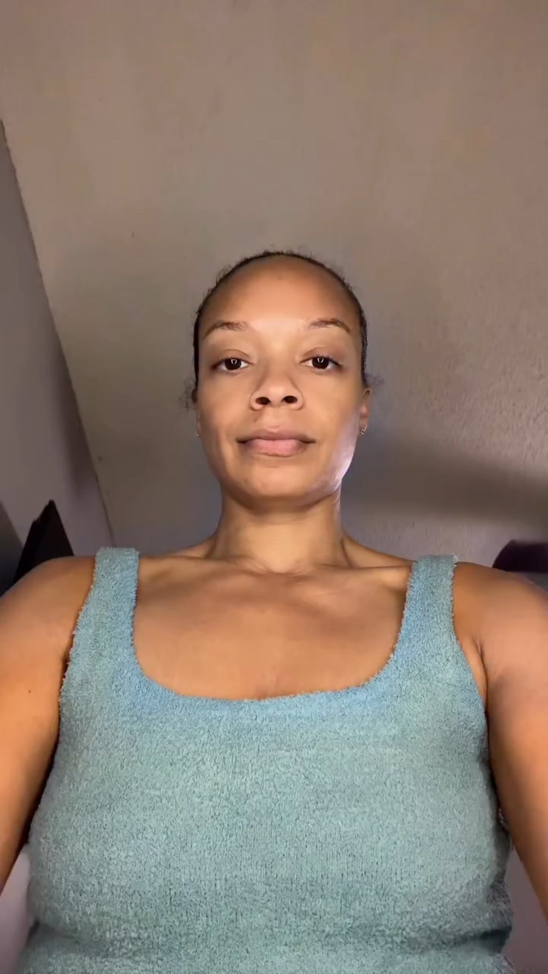 It’s officially cozy season and I’m loving this @yitty lounge set. It’s so soft and warm. #yittyambassador 

I love the top has a built in bra too. I want all the colors now! 

#yitty #loungewear #fall #cozyoutfit