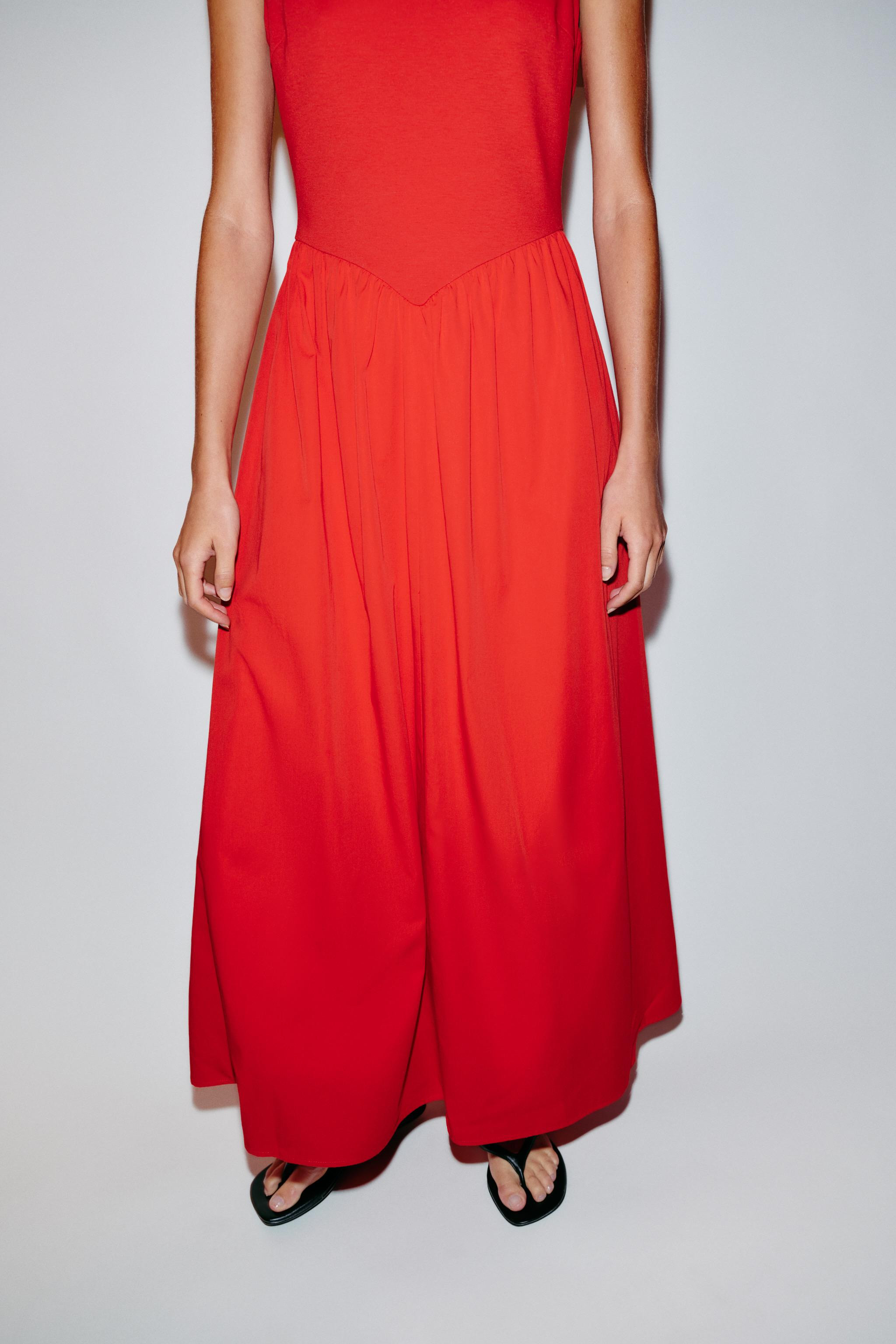 Model height: 173 cmRound neck dress with sleeveless design. Featuring side in-seam pockets, a co... | Zara UK