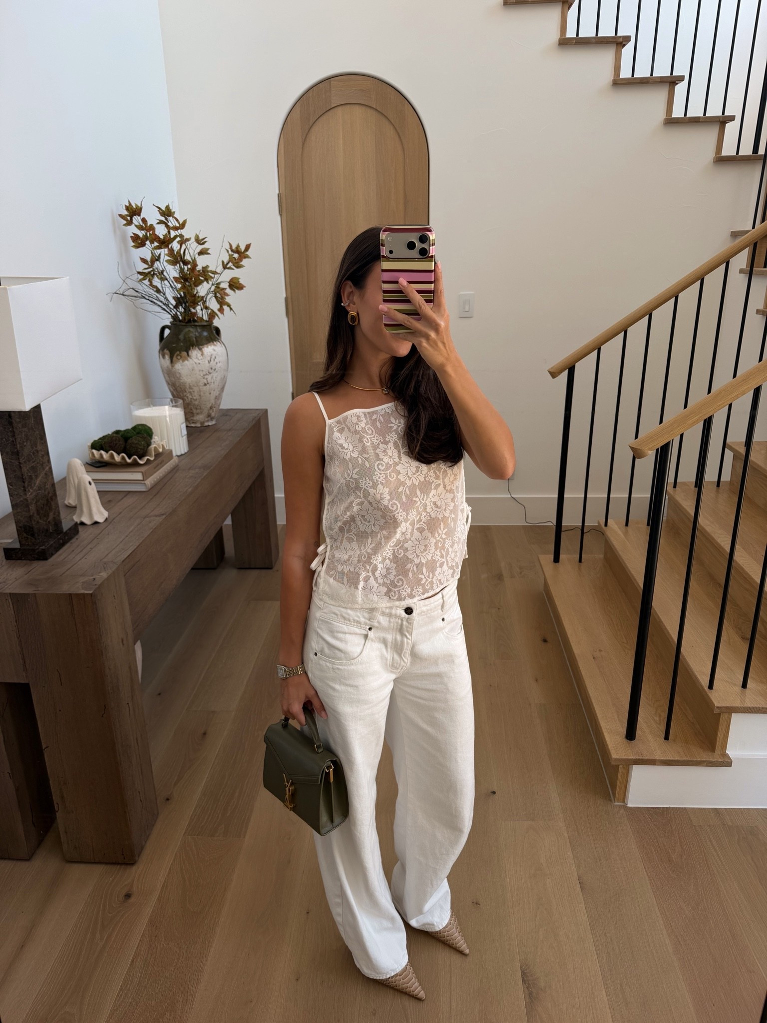 Weekend outfit! Wearing a size small in the top and jeans🤍 favorite white jeans!!! + fun heels!