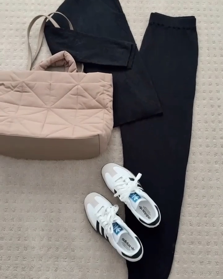 This matching jogger set is high quality and feels so luxurious😍

#LTKItBag #LTKFindsUnder100 #LTKGiftGuide