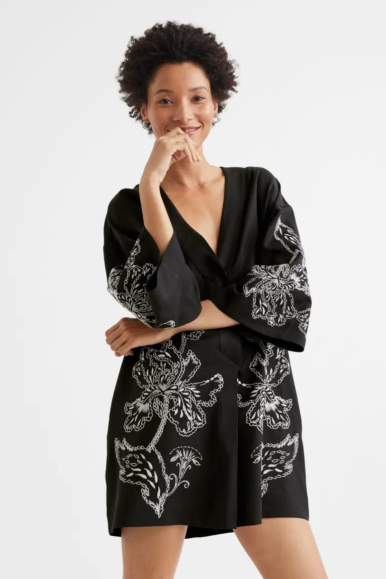 New ArrivalShort kaftan dress in a lyocell and linen weave with embroidery. Deep V-neck with conc... | H&M (US + CA)