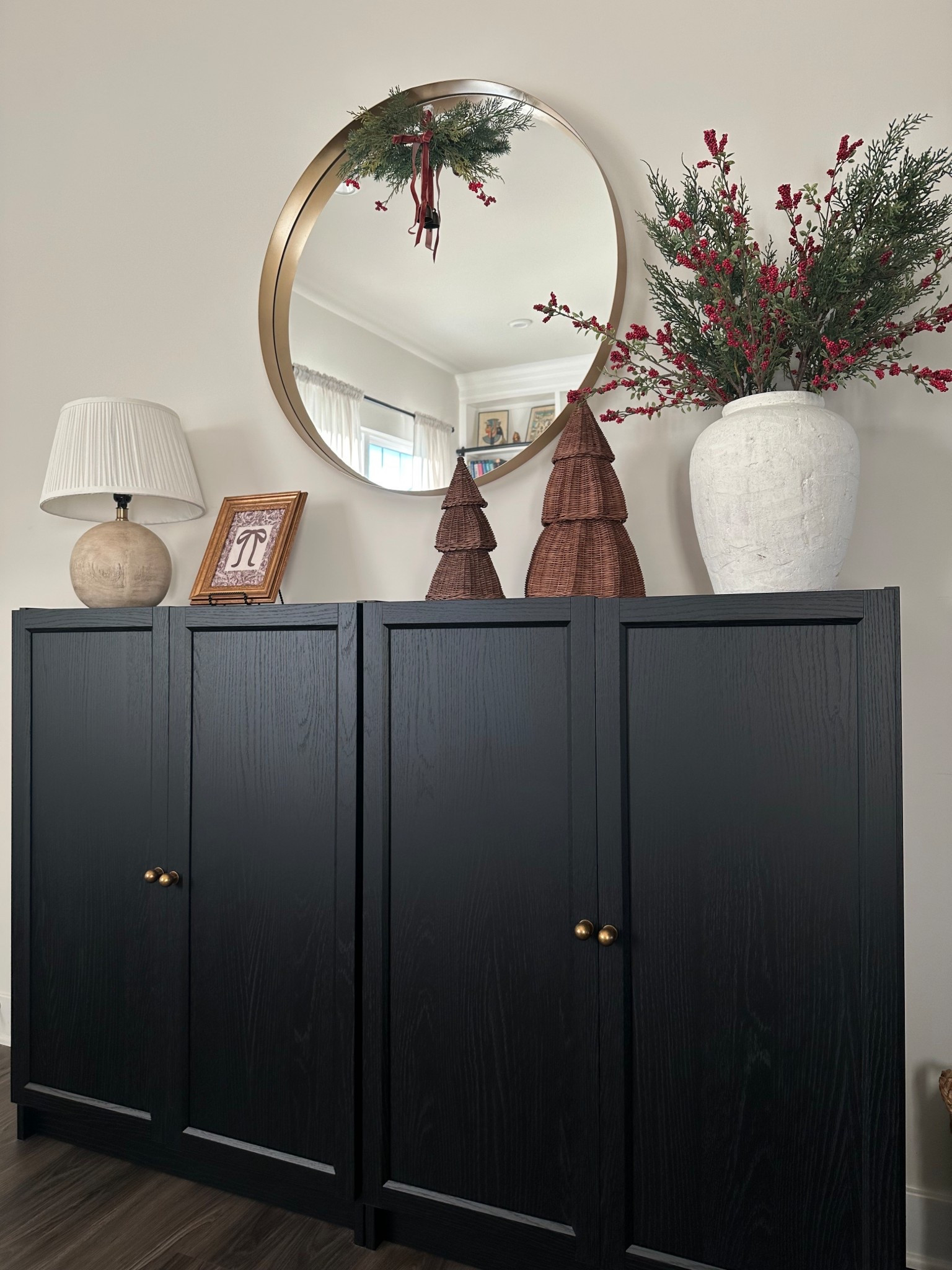 Christmas Entryway Decor 

Entryway Table Decor, Christmas Decor, Target Christmas Decor


#LTKSeasonal #LTKHome #LTKHoliday