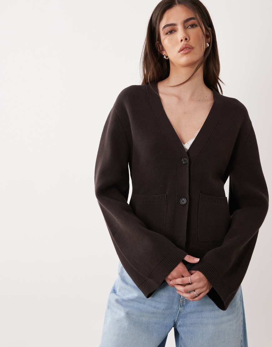 ARKET – Taillierte Strickjacke in Schokobraun-Brown | ASOS (Global)