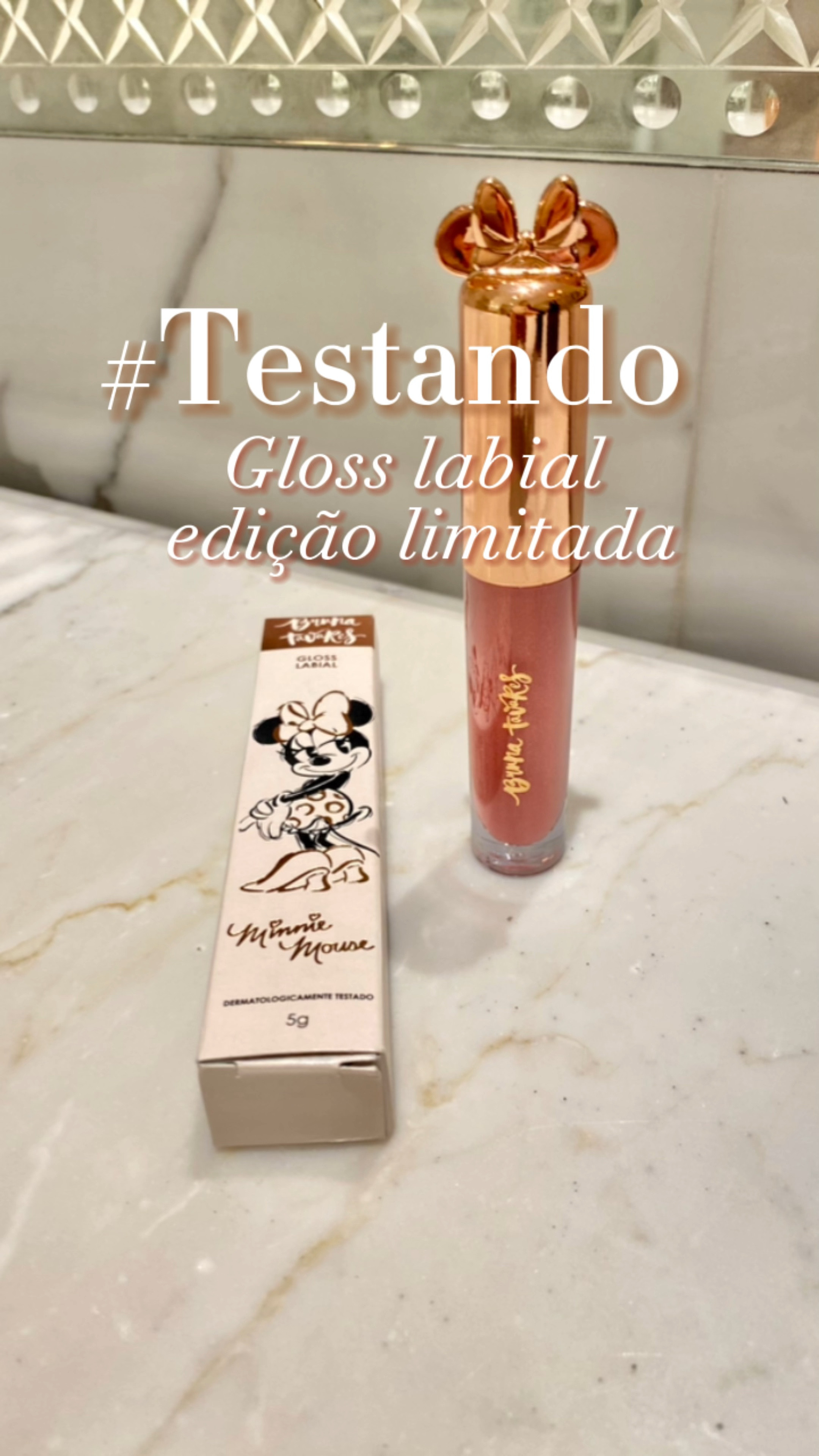 Alowww Alowww Testando….

O gloss labial da coleção Minnie Mouse possui uma embalagem exclusiva com as orelhinhas e o clássico laço da musa atemporal da @ohmydisneybr. Um charme! A tonalidade Movie Star é um marronzinho pêssego rosado com suaves partículas douradas. 

Uma cor que funciona em todas as ocasiões e combina com todas as maquiagens. 

Sua pigmentação é adaptável, o que garante um efeito natural aos lábios e maior versatilidade pois pode ser usado sozinho ou por cima de outros batons 

#minniemouse #linhabrunatavares #showyourminniestyle #disney #minniemouseporbrunatavares 

#LTKFind #LTKbrasil #LTKbeauty