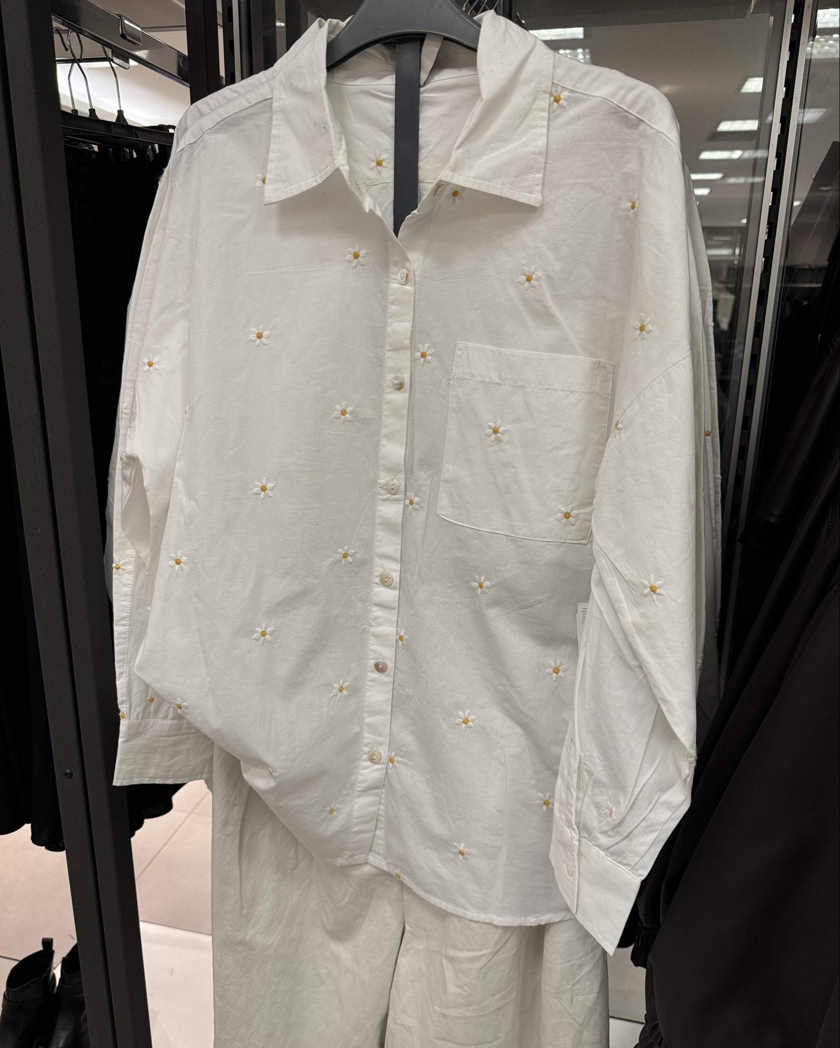 A camisa mais linda da Renner. Toda bordada com margaridas. 

#LTKwinter #LTKbrasil