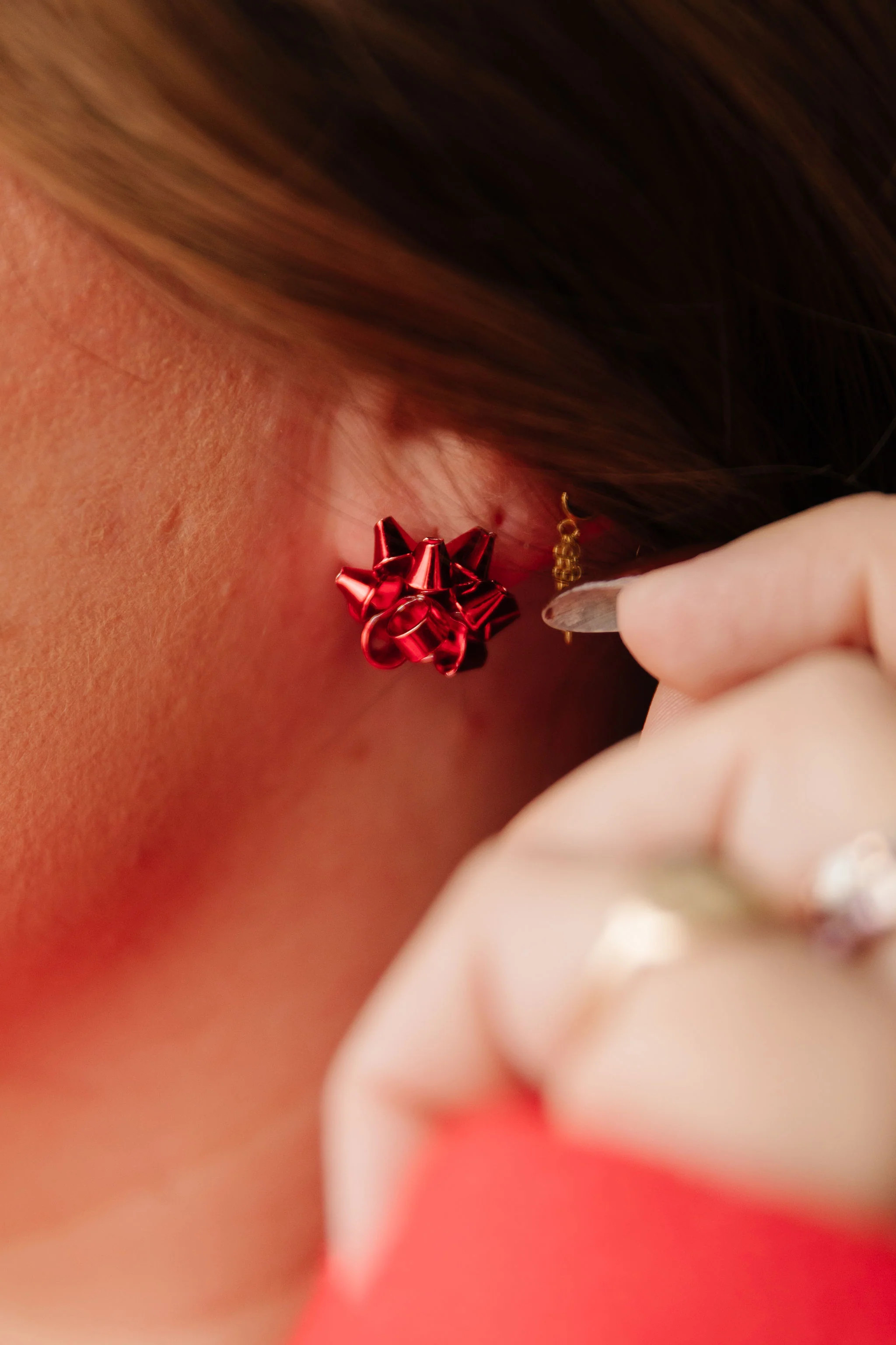 THE HOLIDAY BOW STUD EARRINGS SMALL | Pink Desert