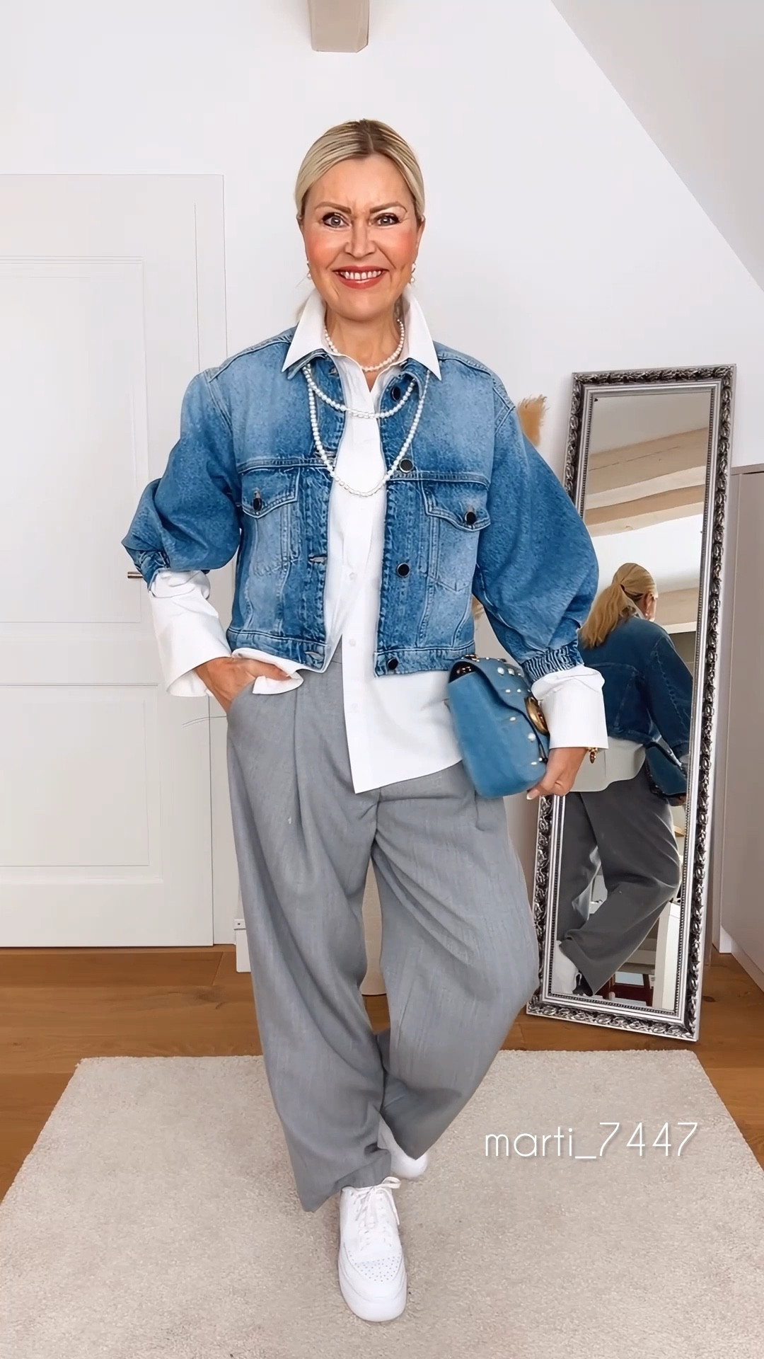 𝒲𝑒𝓇𝒷𝓊𝓃𝑔 𝒜𝒹.* „Wer sagt eigentlich, dass Grau langweilig ist? 😏🩶Eine graue Hose, 8️⃣ Looks! 

🤍 Look 1: Weiße Bluse + Perlenkette in der Taille → sportlich, edel, cool
👖 Look 2: Jeansjacke mit Statement-Ärmeln + Perlenkette → casual mit Wow
🩶 Look 3: Soft grauer Pullover + graue Perlenkette → cozy & clean
🧣 Look 4: Cordblazer + Schal drüber → classy mit Extra
🖤 Look 5: Schwarze, verkürzte Scuba-Hoodie-Jacke → sporty Chic
💛 Look 6: Gelb-orangener Pullover + Perlenkette & Tasche → Farbakzent deluxe
❤️ Look 7: Roter Pullover + grauer Monogramm-Schal & rote Tasche → Bold & strong
🍇 Look 8: Burgundy Rollkragen, Gürtel & Tasche Ton in Ton → sooo elegant
.
Welche Kombi ist euer Favorit? 😍
Team sportlich, classy oder Farbe? 👇✨

#stoffhose 
#greypants 
#classylooks
#outfitideen 
#damenmode 

#weissebluse #perlenkette 
#sneakerstyle #sneakeroutfits 
#jeansjacke #jeansjacket 
#allsaints #breuninger 
#greysweater #blazer #blazerstyle #blazeroutfit #corduroyblazer 
#gucciscarf #otherstories 
#hoodiejacket #yellowsweater 
#redsweater #burgundy #adidassneaker #winterchic 
#winteroutfits #winterluxury 
#frauenmode #alltagsmode 


#LTKdeutschland #LTKü50 #LTKeurope