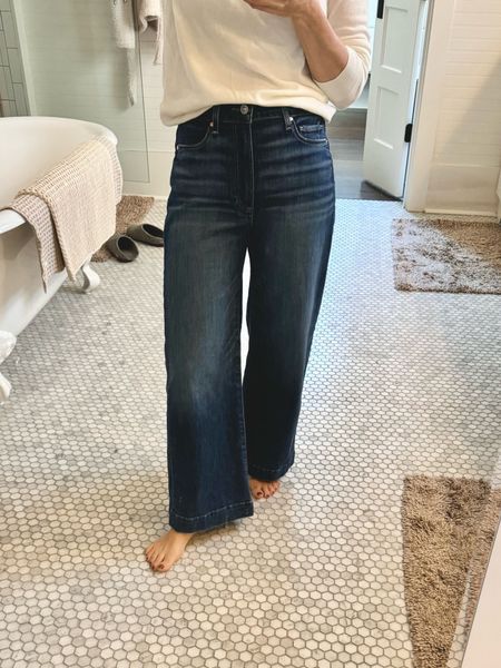 I love a good pair of wide leg jeans. 🤍